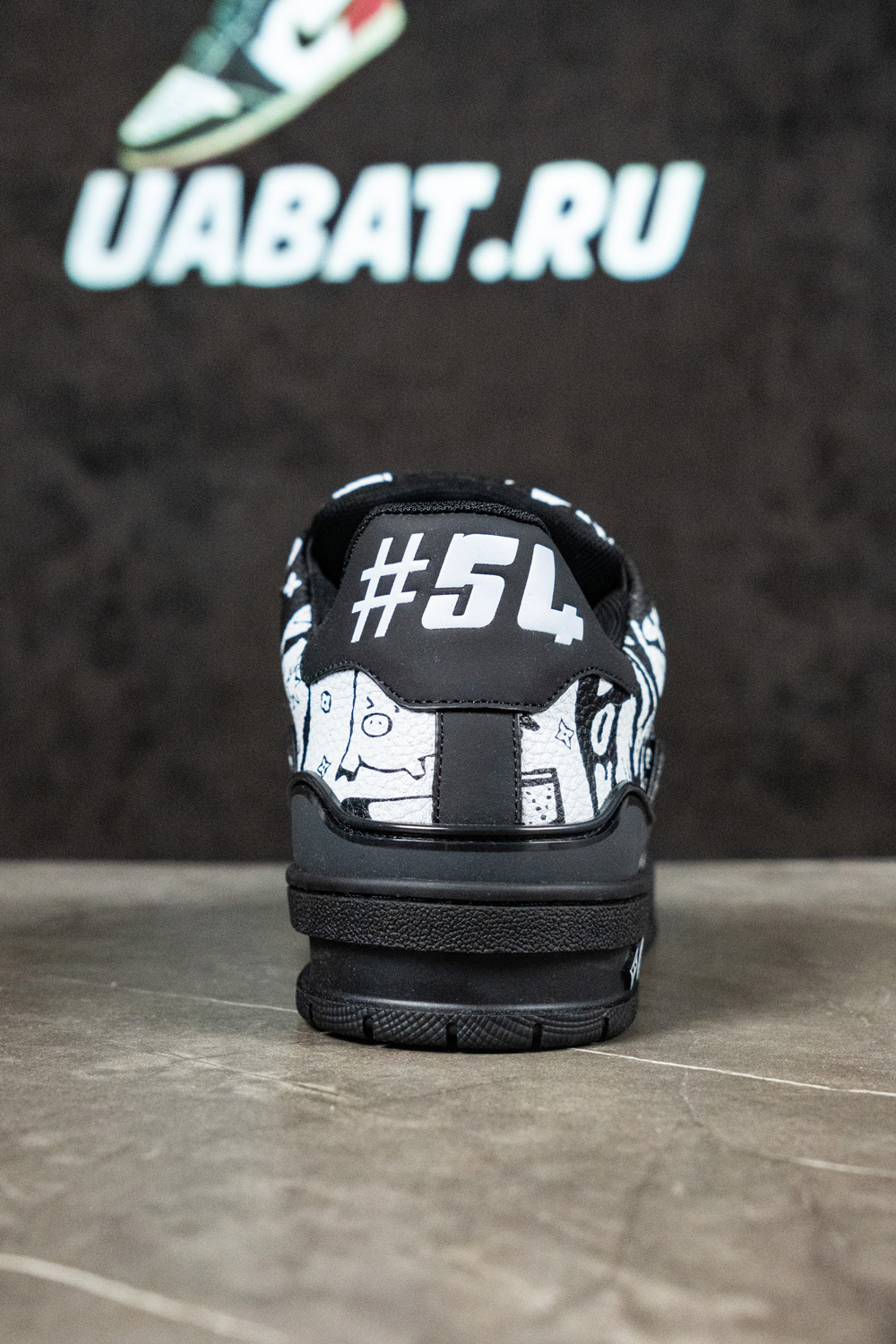 l0*is V*t0n trainer comic motifs black white