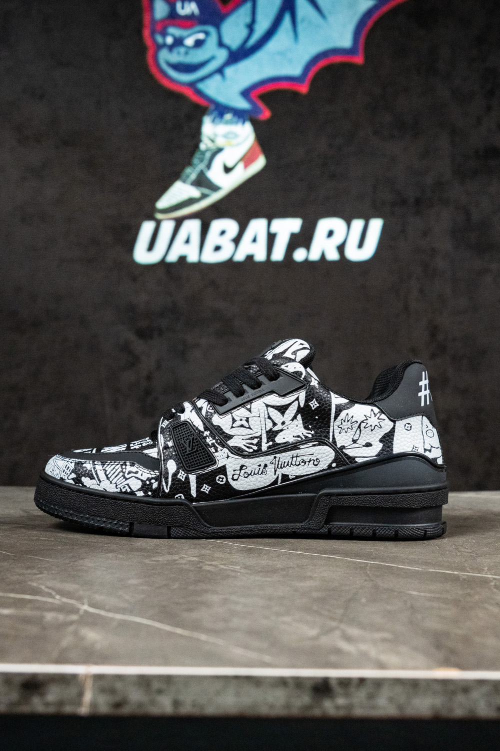 l0*is V*t0n trainer comic motifs black white