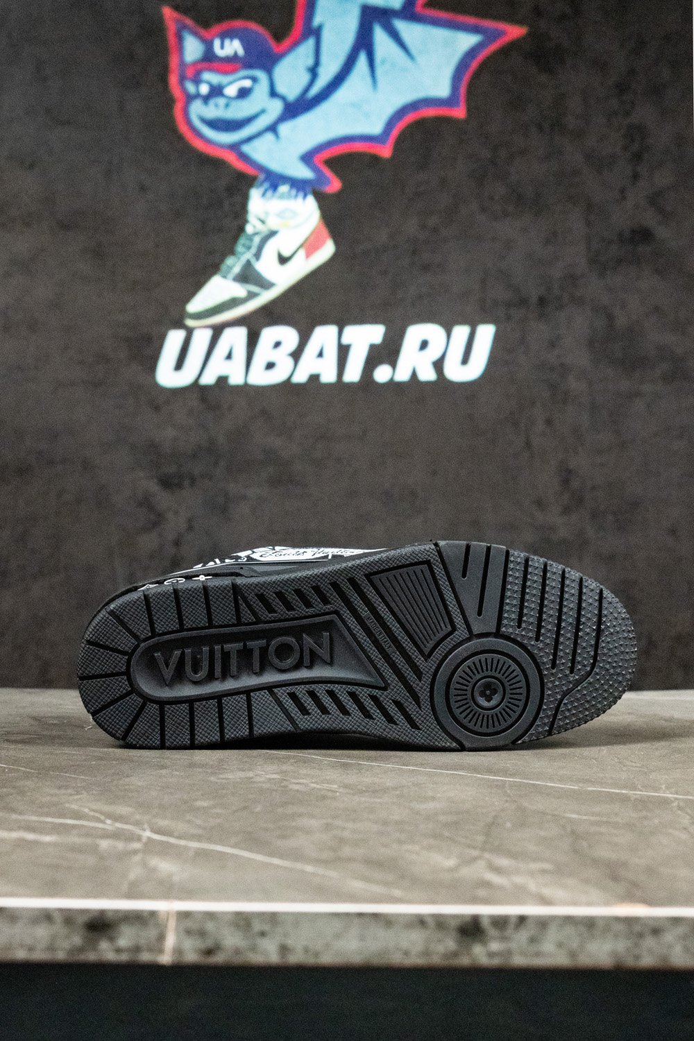 l0*is V*t0n trainer comic motifs black white