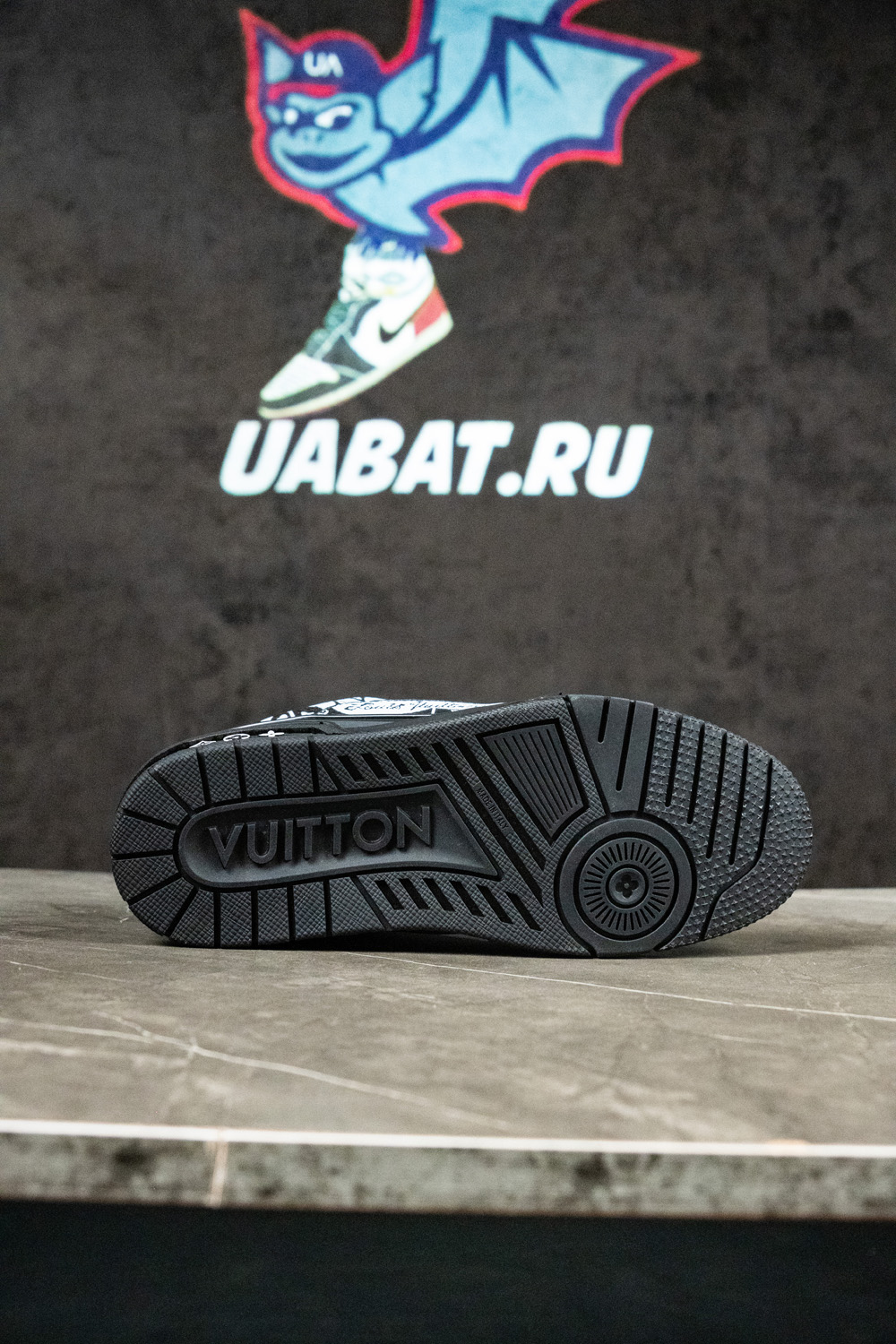 l0*is V*t0n trainer comic motifs black white