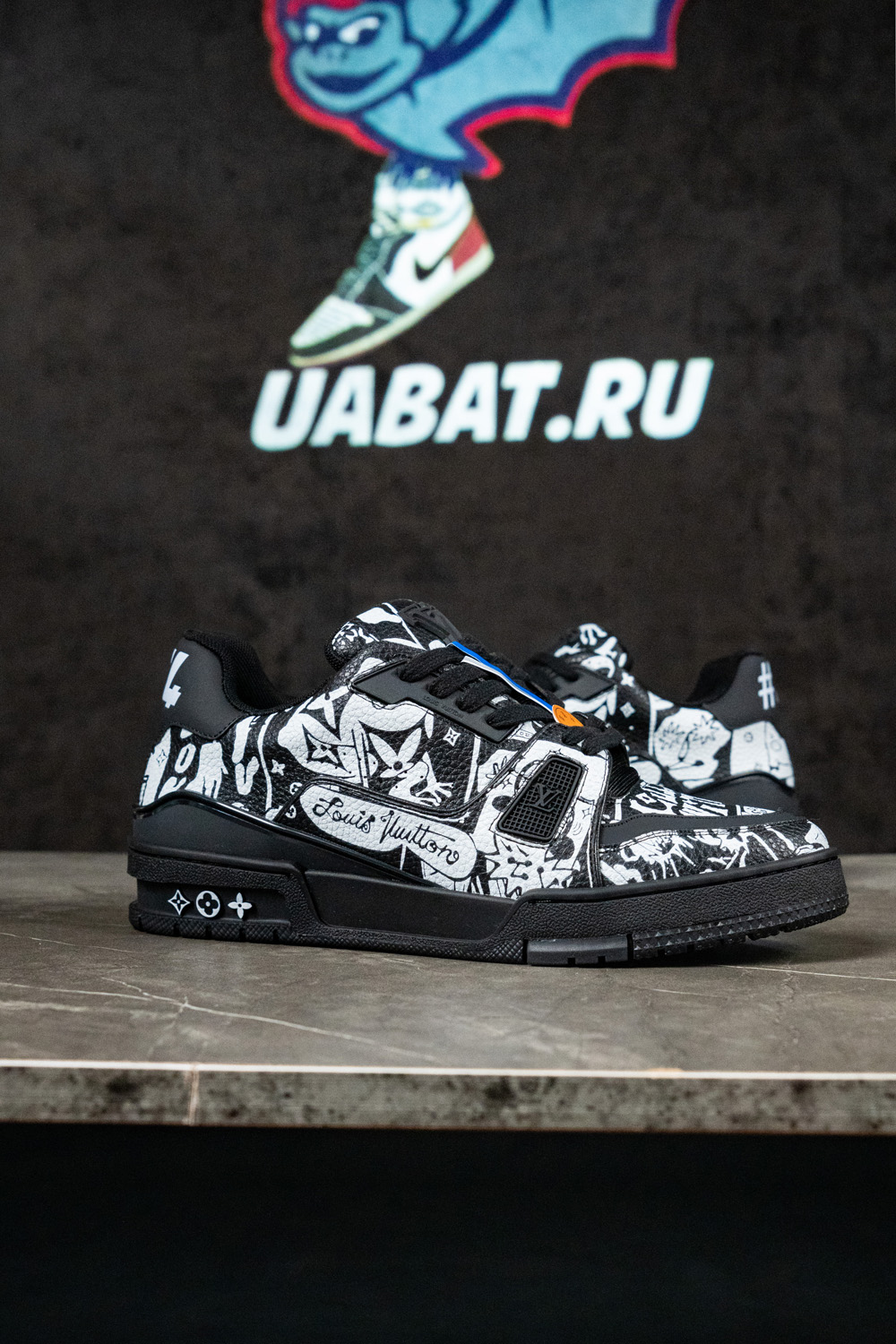 l0*is V*t0n trainer comic motifs black white