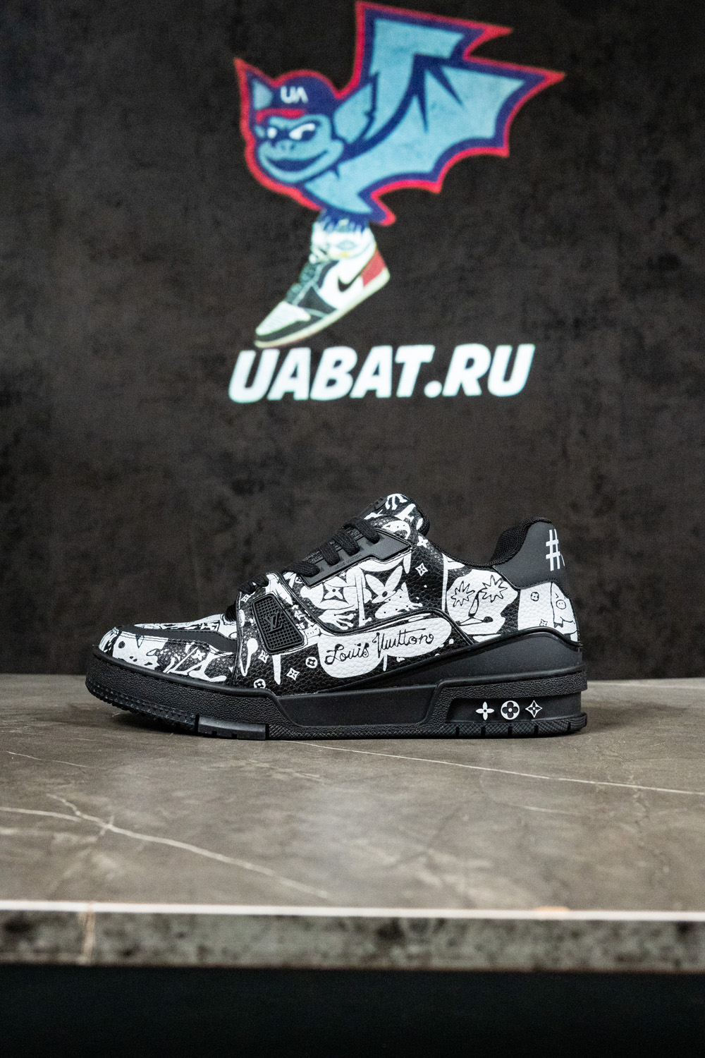 l0*is V*t0n trainer comic motifs black white