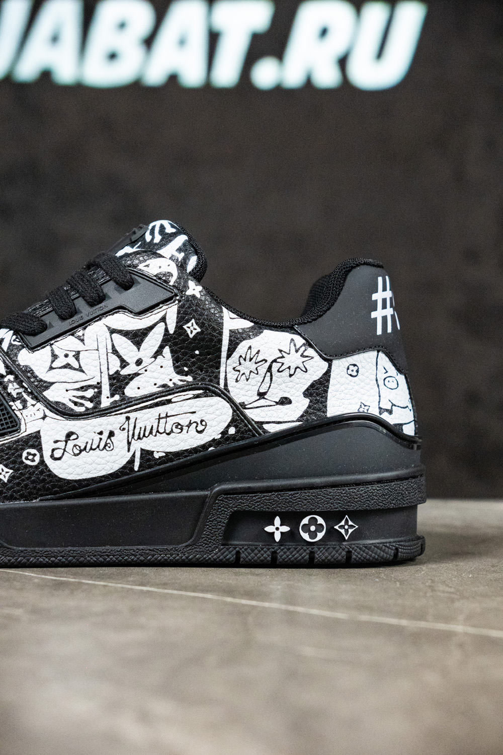 l0*is V*t0n trainer comic motifs black white