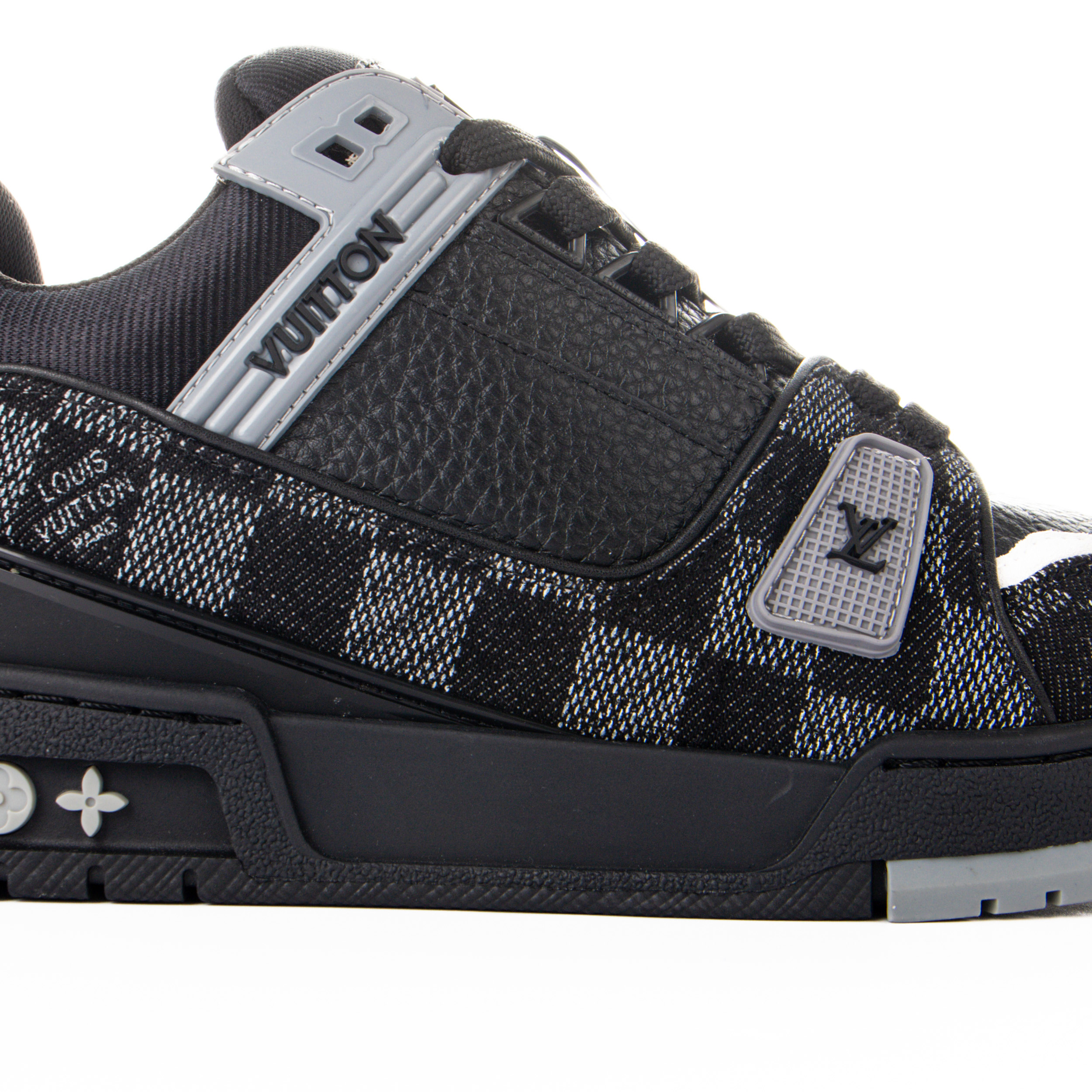 l0*is V*t0n trainer black