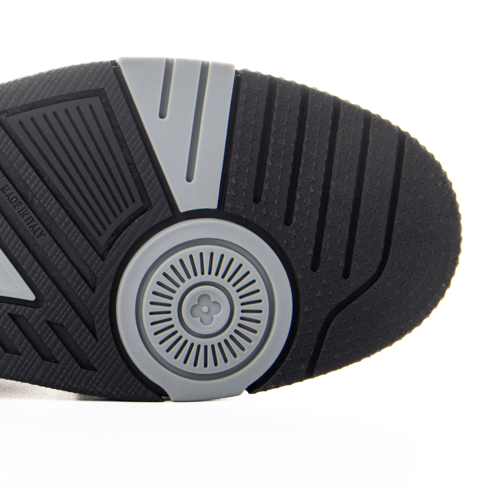 l0*is V*t0n trainer black