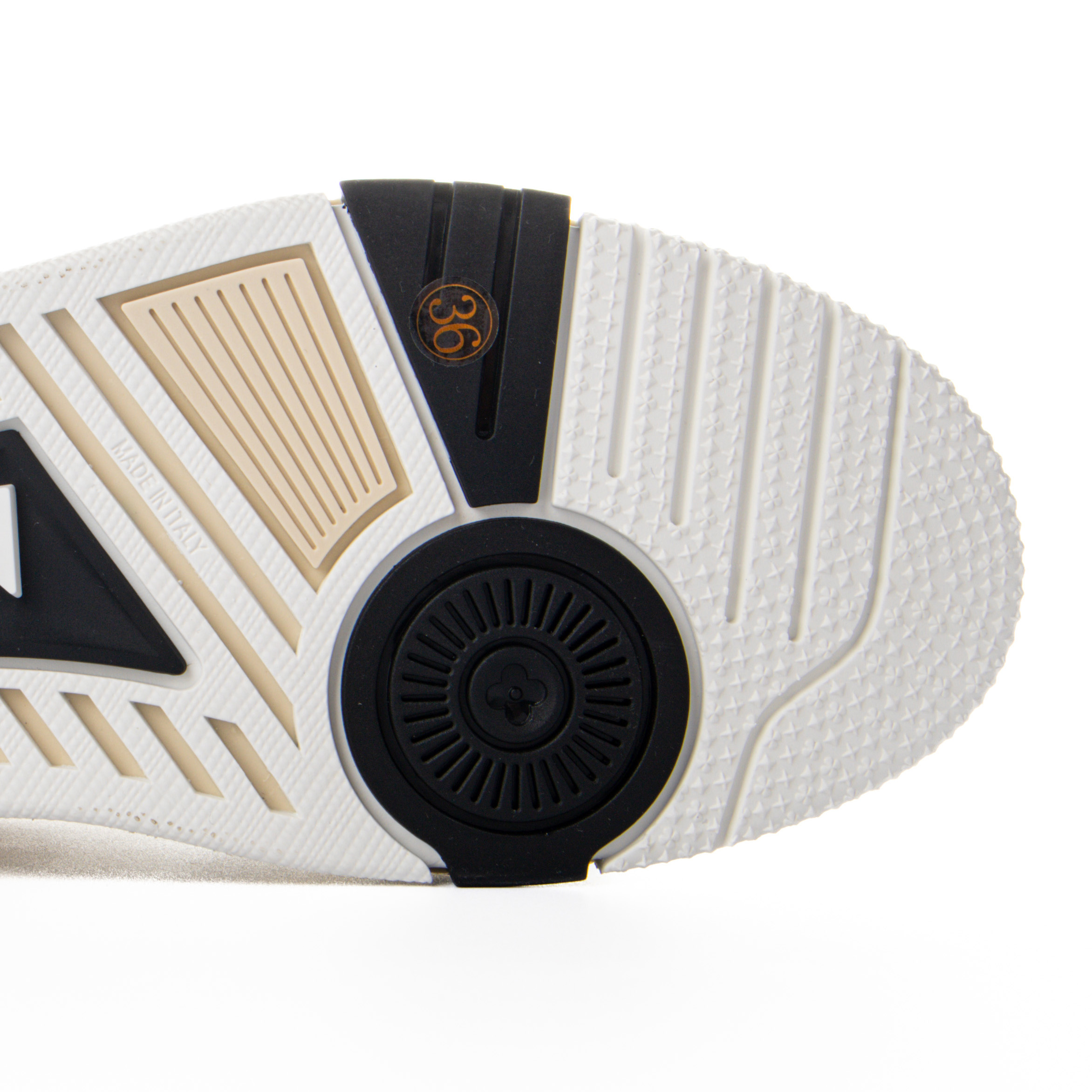 l0*is V*t0n trainer beige