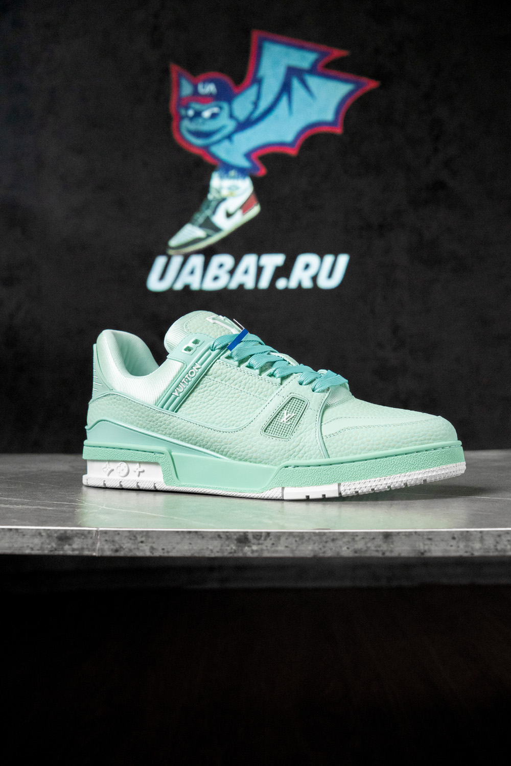 l0*is V*t0n trainer green