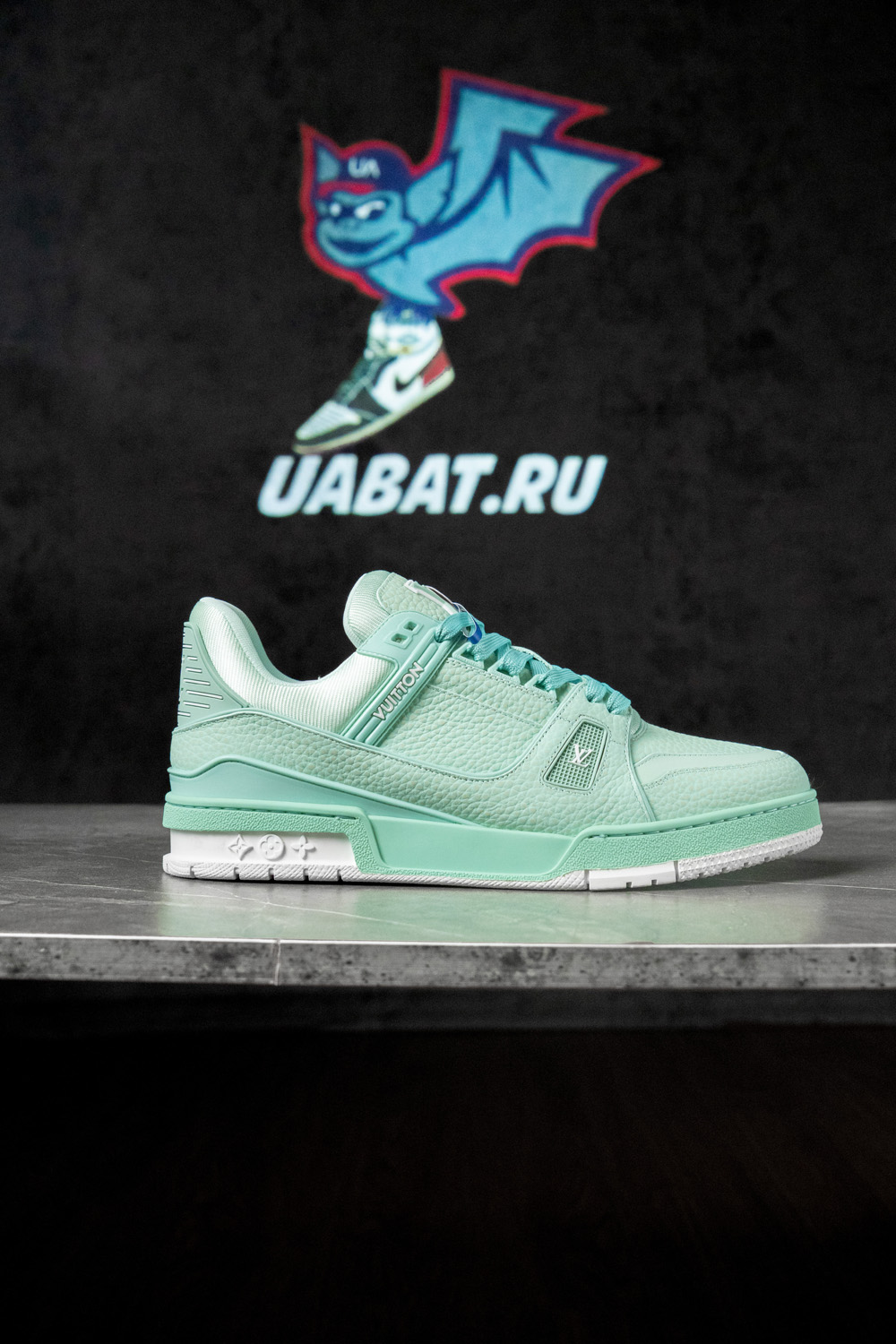 l0*is V*t0n trainer green