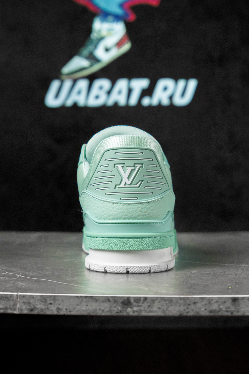 l0*is V*t0n trainer green