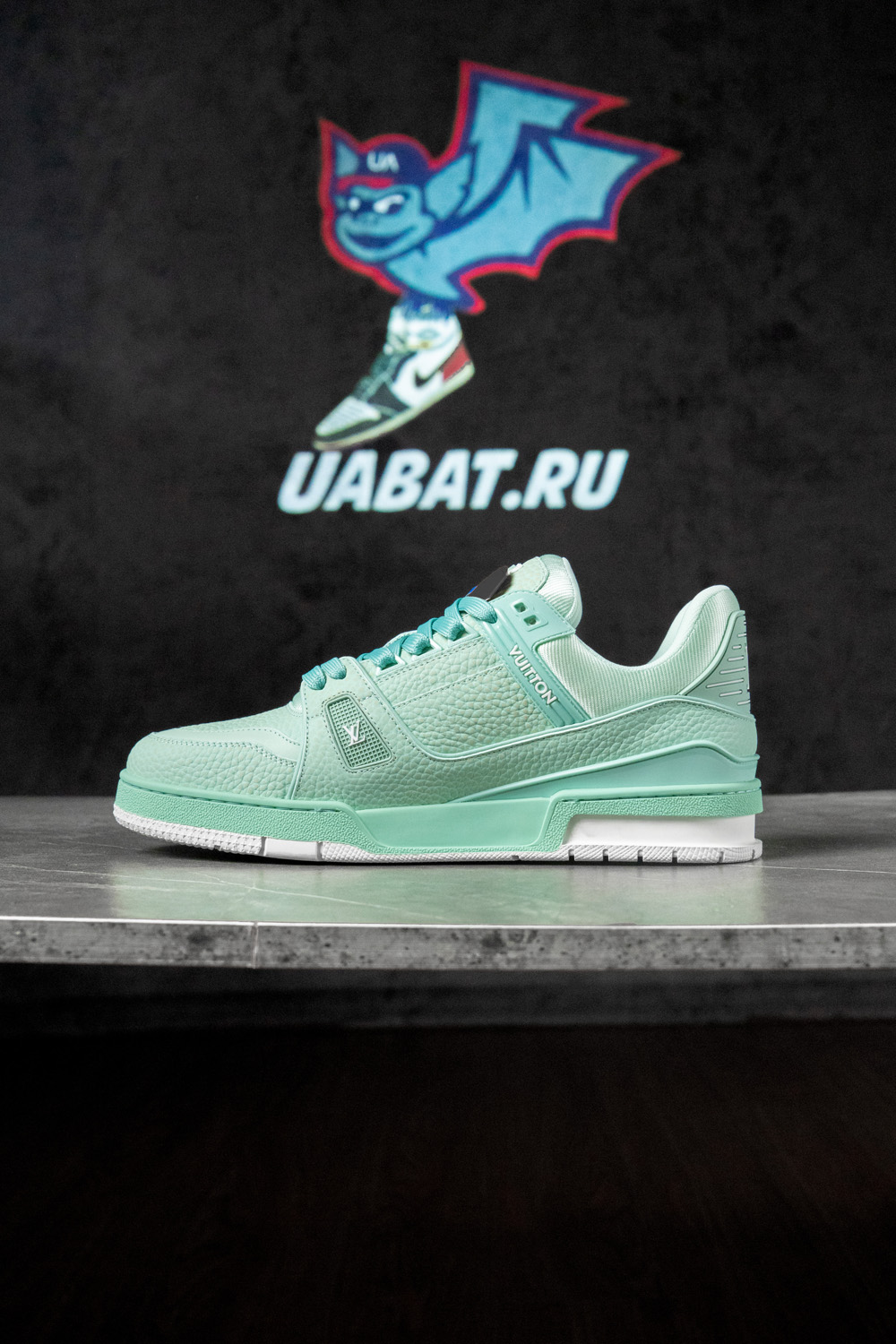 l0*is V*t0n trainer green