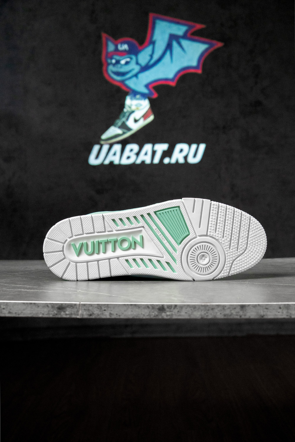 l0*is V*t0n trainer green