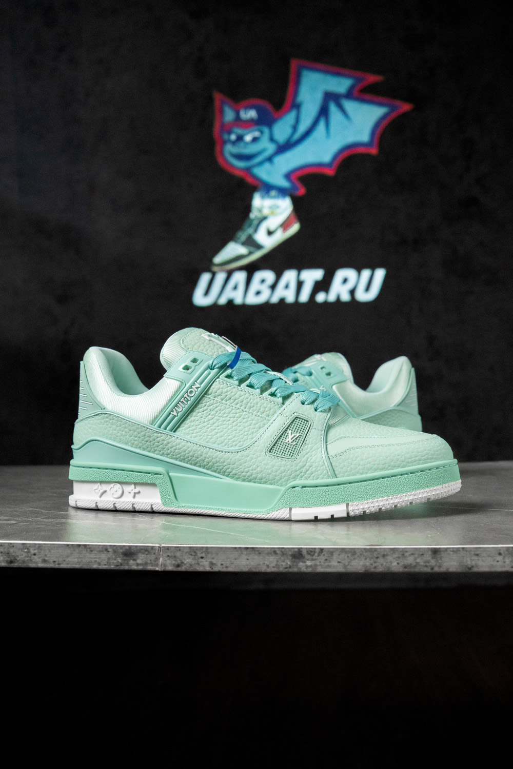 l0*is V*t0n trainer green