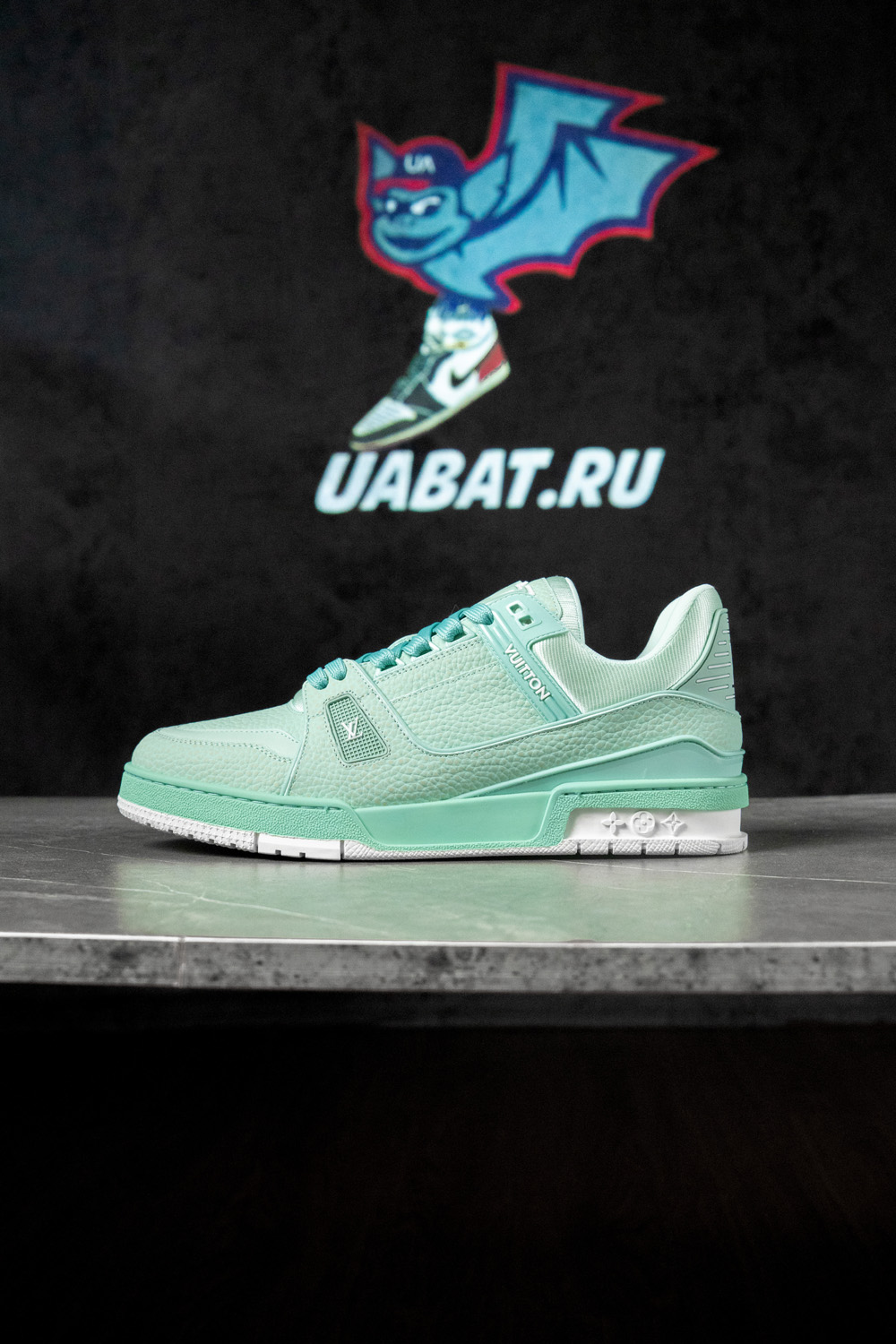 l0*is V*t0n trainer green