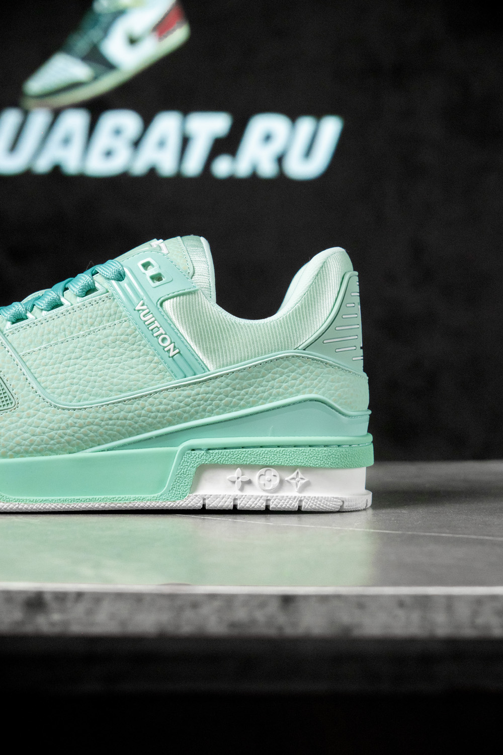 l0*is V*t0n trainer green