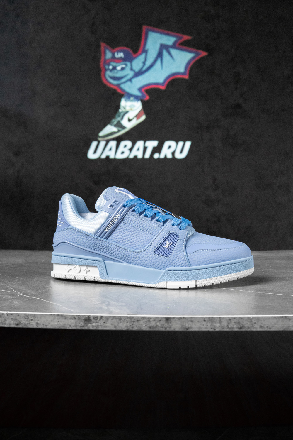 l0*is V*t0n trainer blue