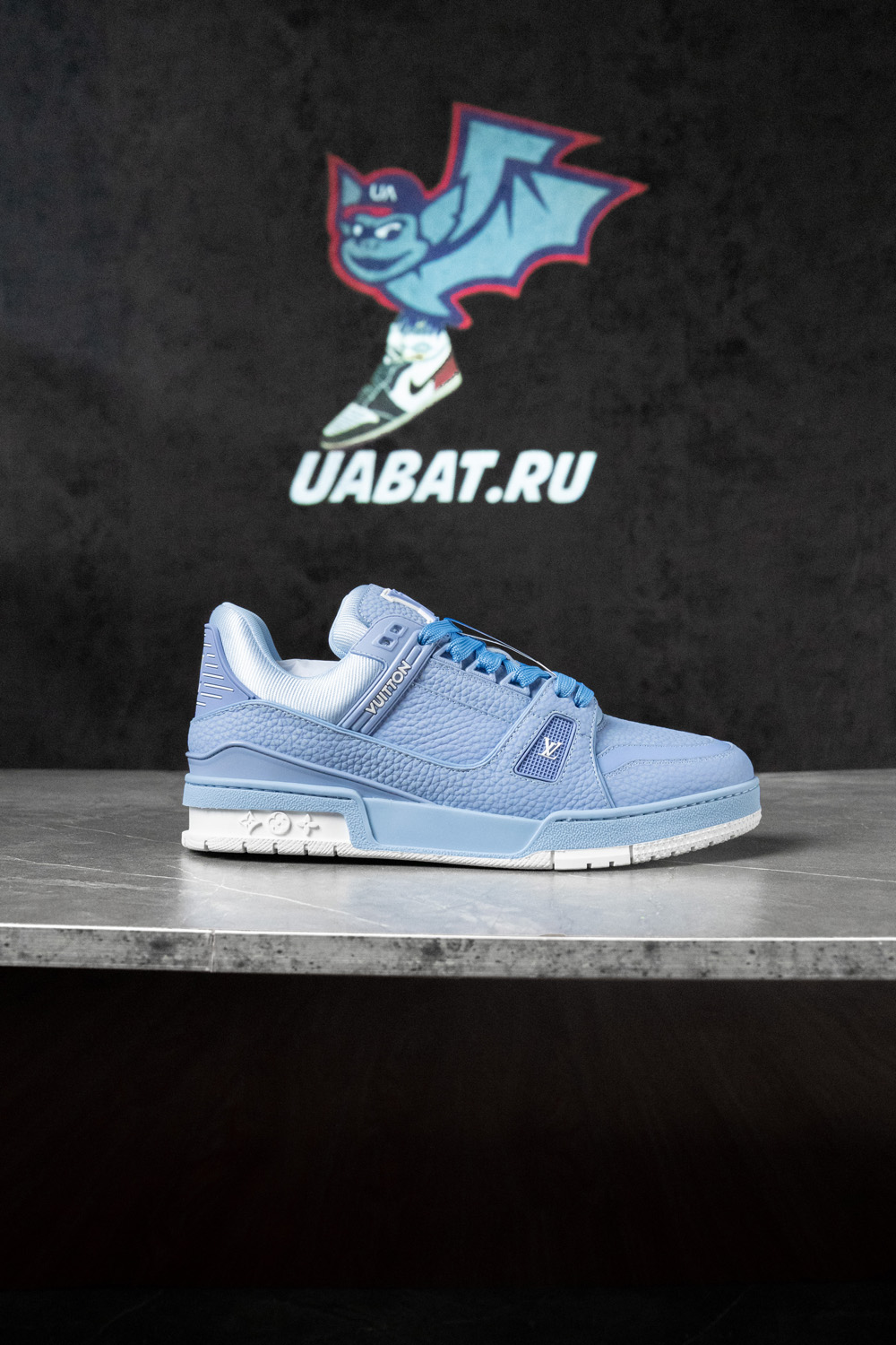 l0*is V*t0n trainer blue