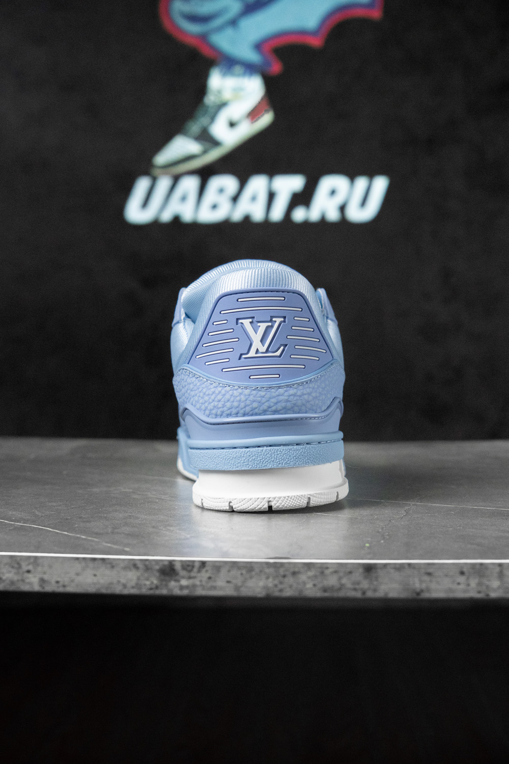 l0*is V*t0n trainer blue