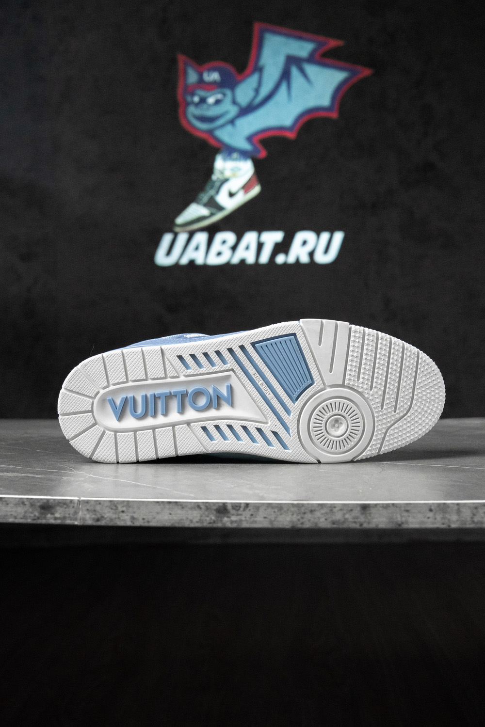 l0*is V*t0n trainer blue