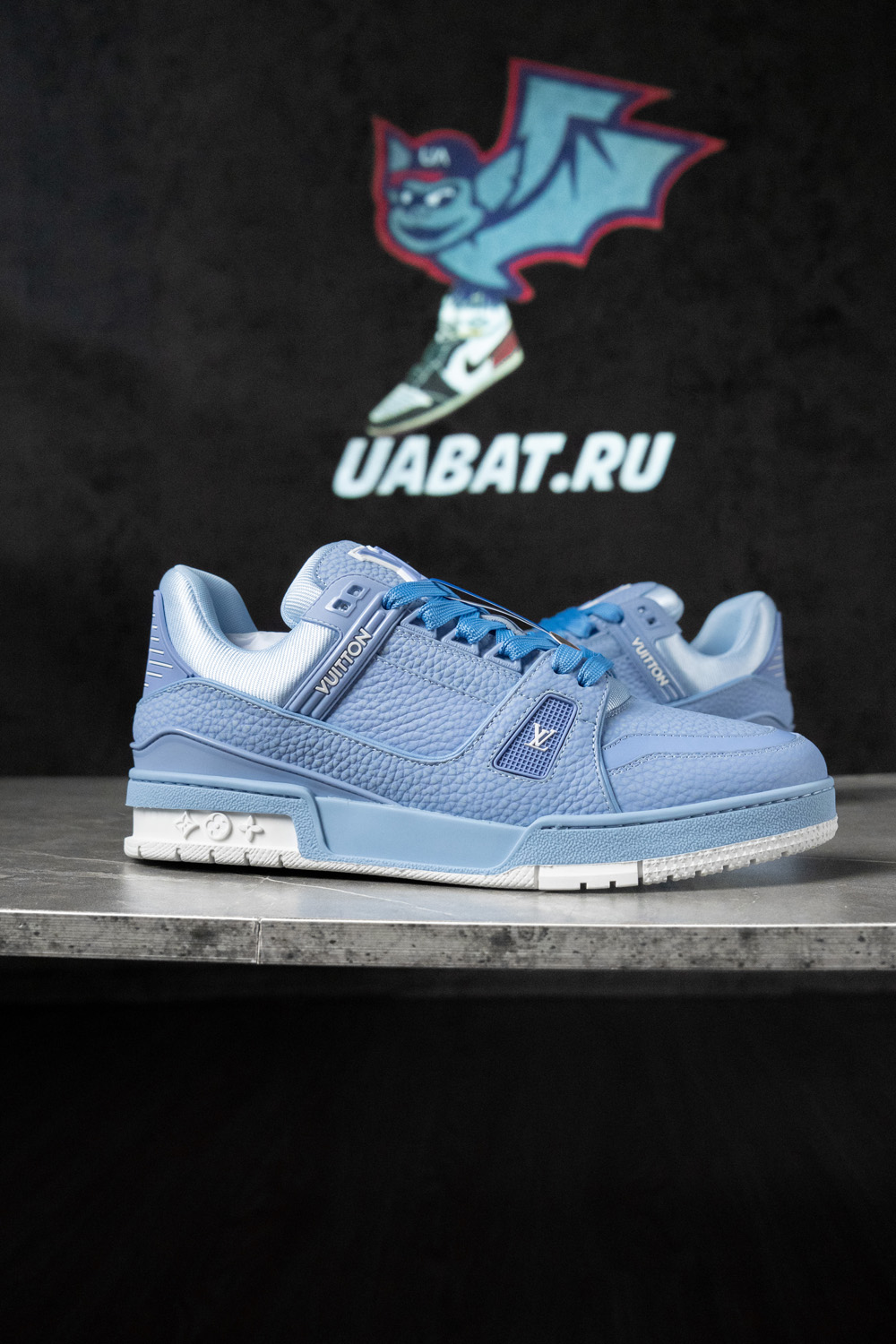 l0*is V*t0n trainer blue