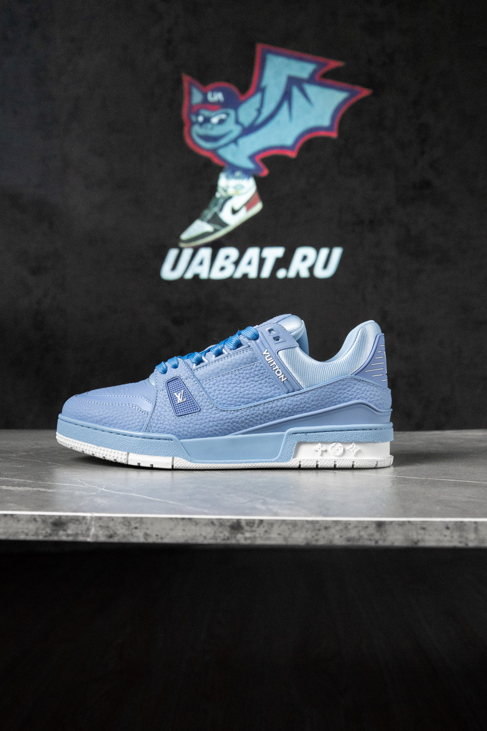 l0*is V*t0n trainer blue