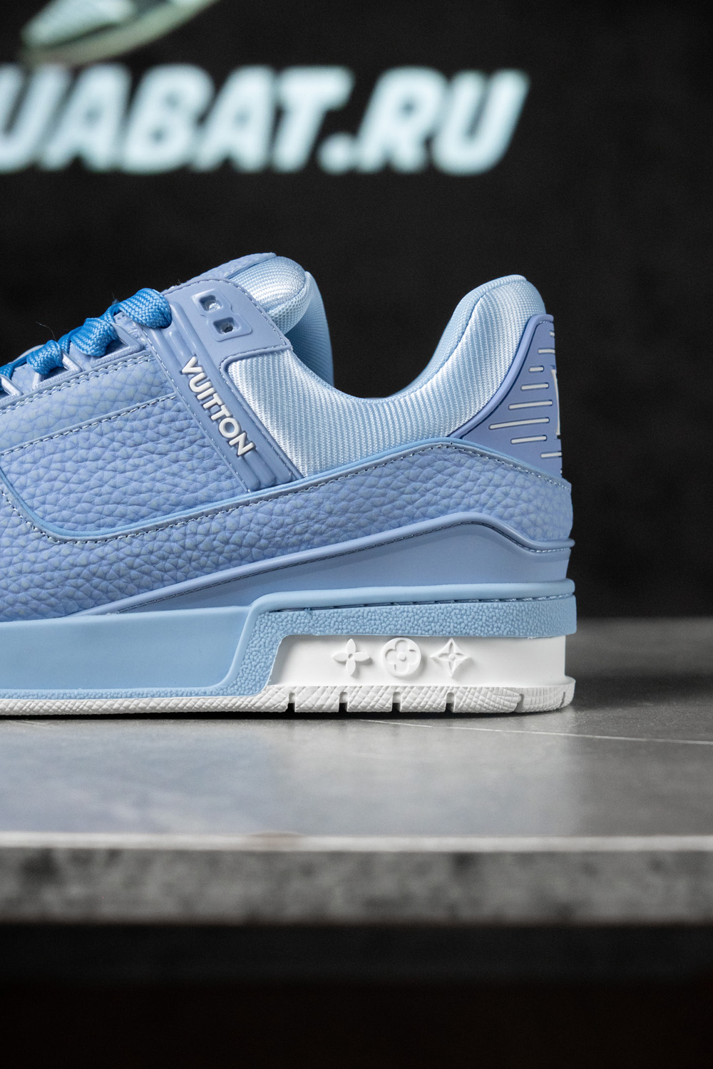 l0*is V*t0n trainer blue