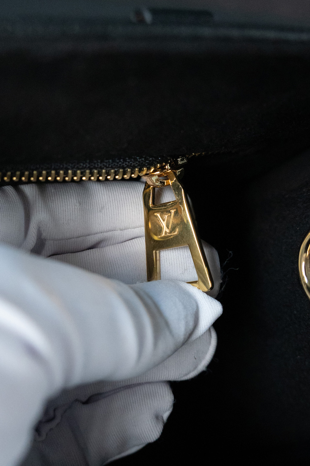 l0*is V*t0n bags 45560m 25*19*11.5cm