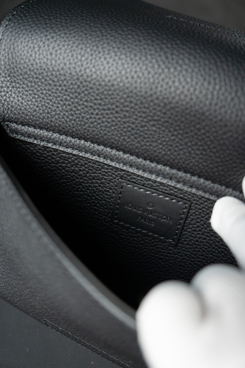 l0*is V*t0n bags m57081 30*16*3cm