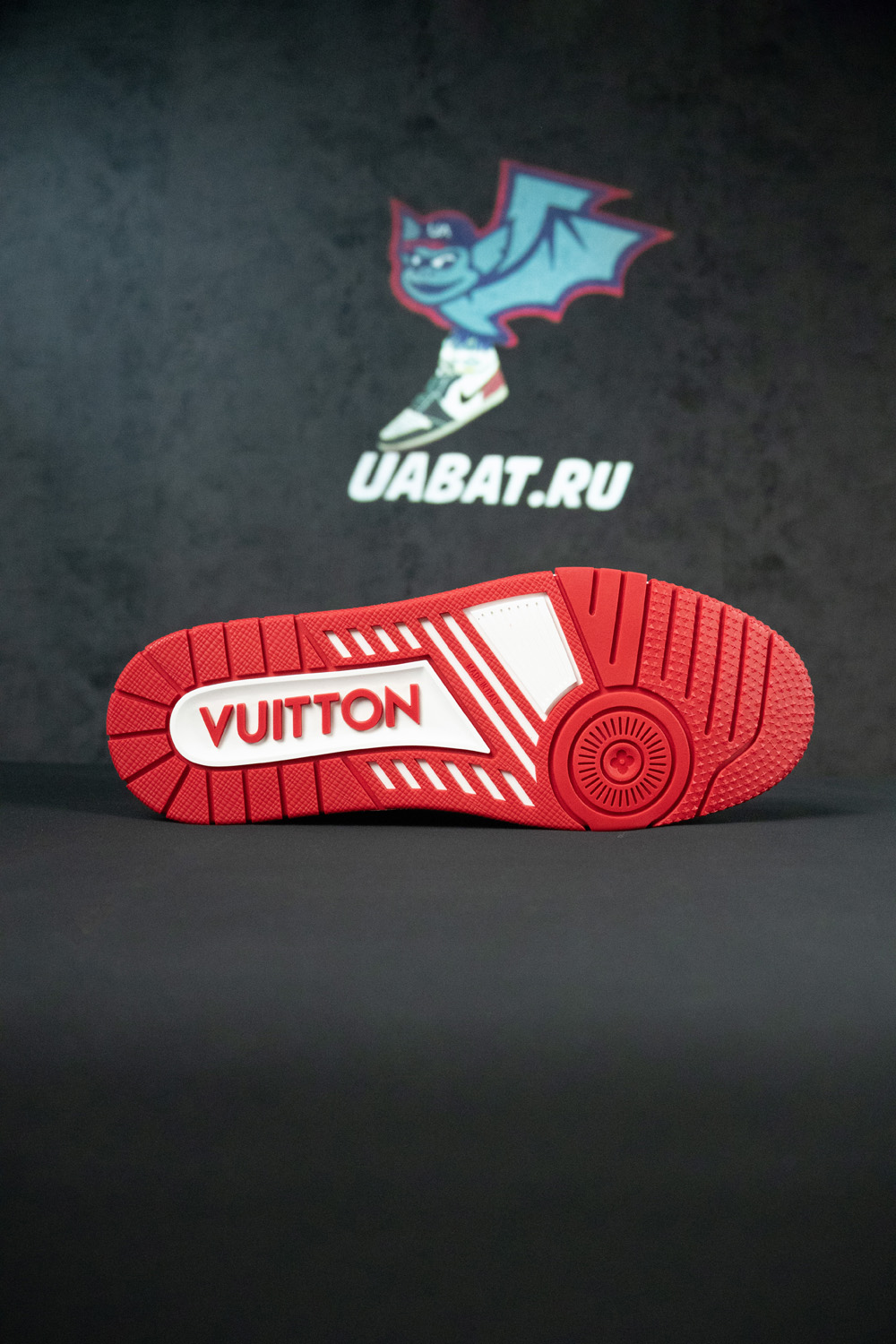 l0*is V*t0n trainer #54 signature red white