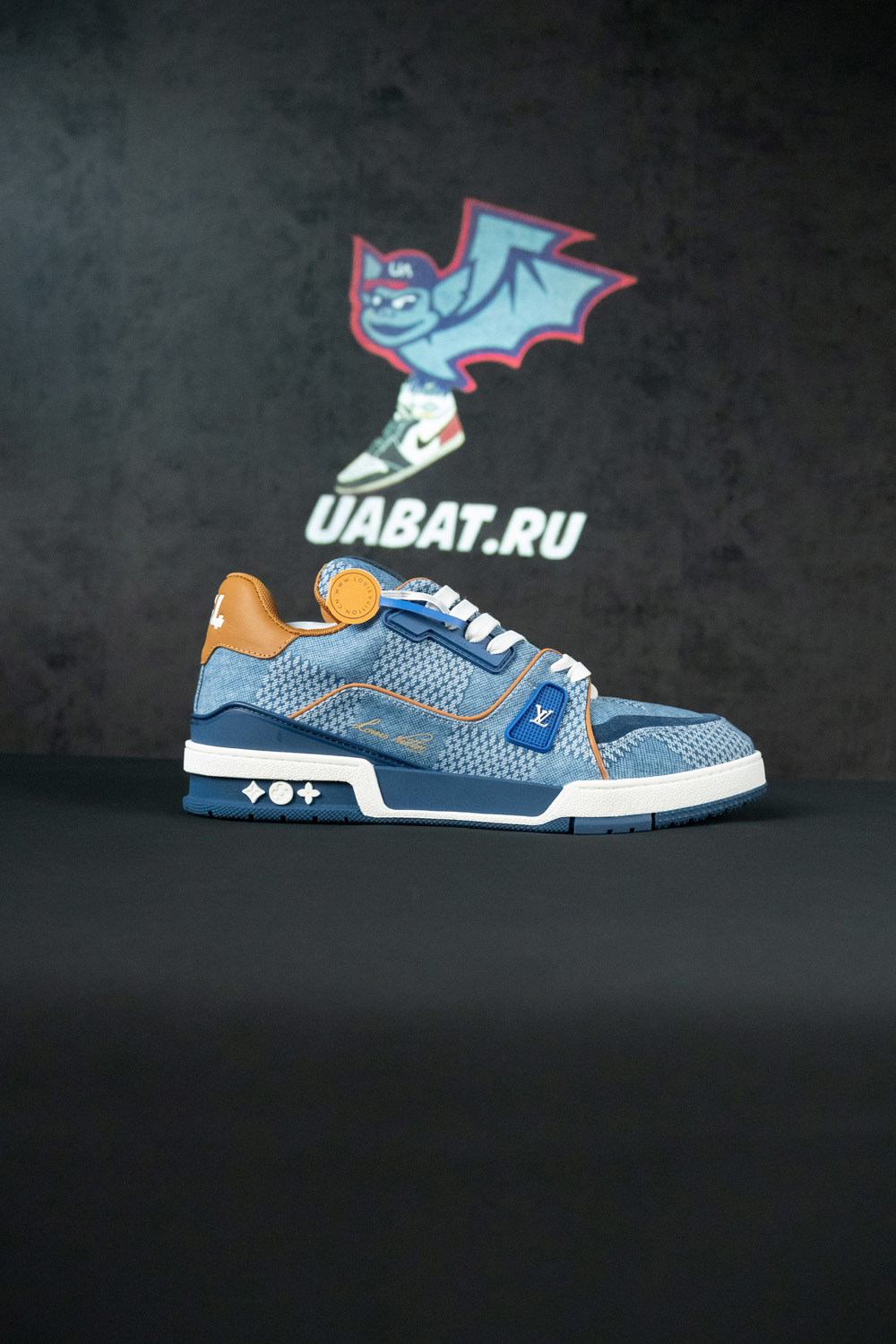 l0*is V*t0n trainer sneaker