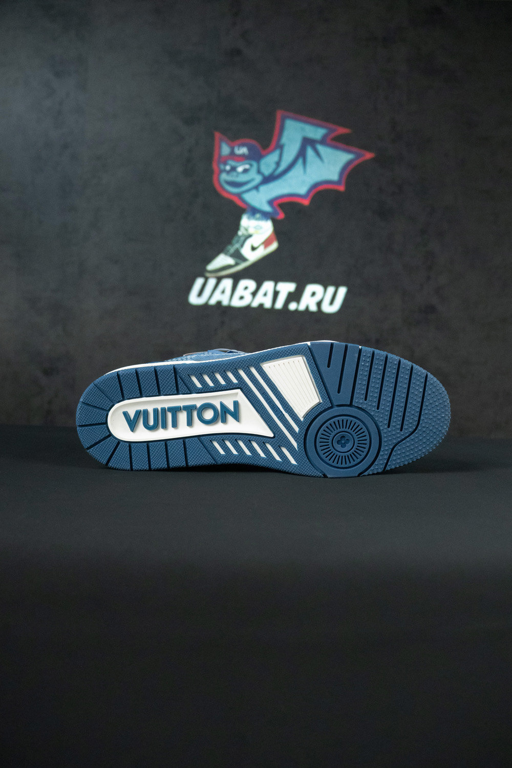 l0*is V*t0n trainer sneaker