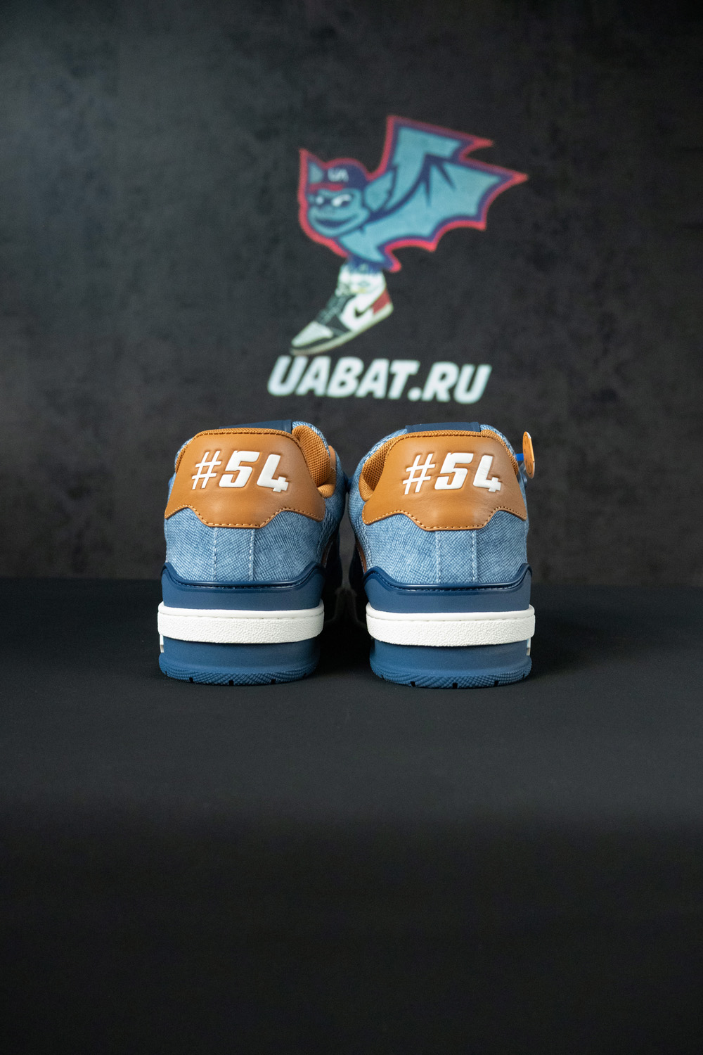 l0*is V*t0n trainer sneaker