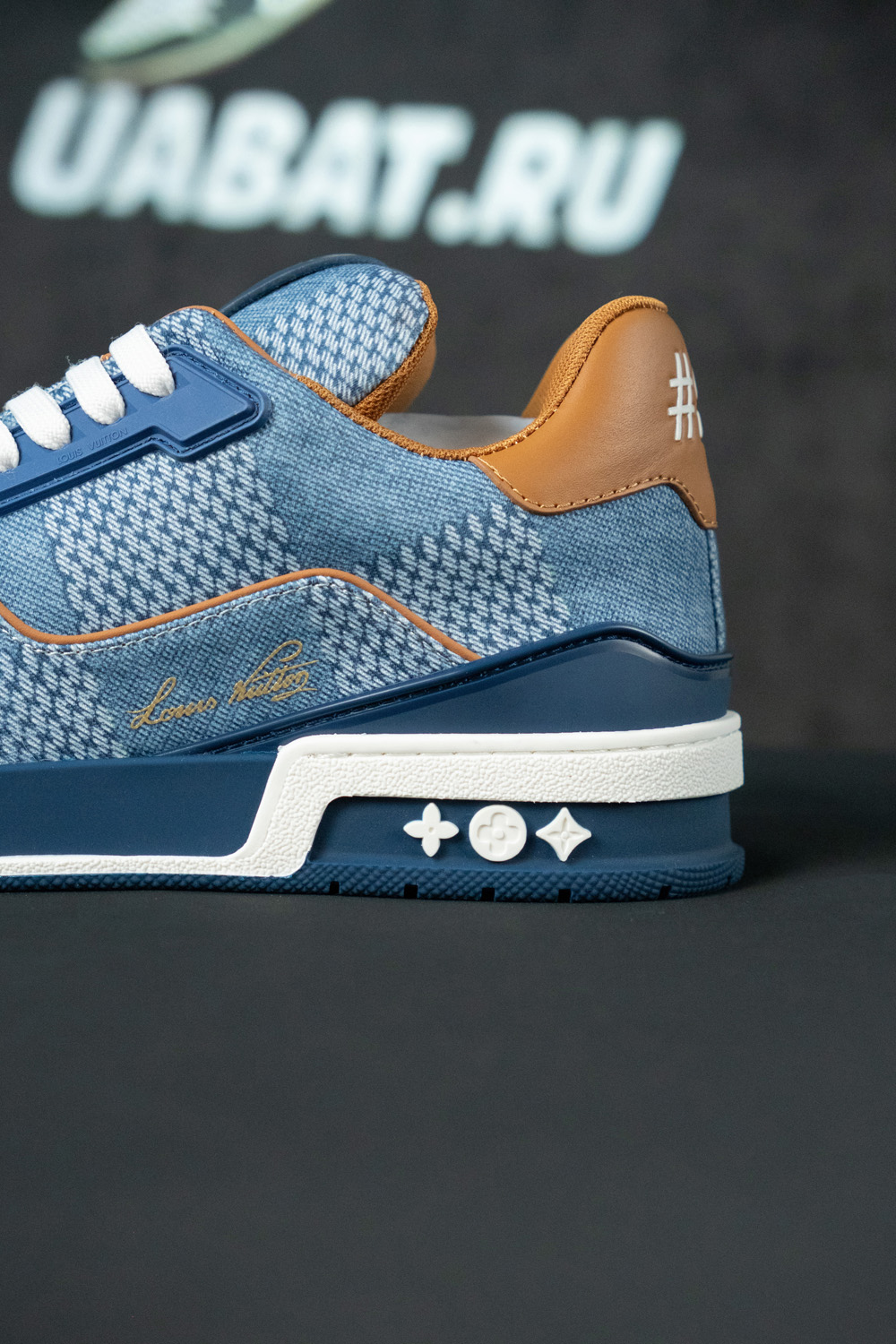 l0*is V*t0n trainer sneaker