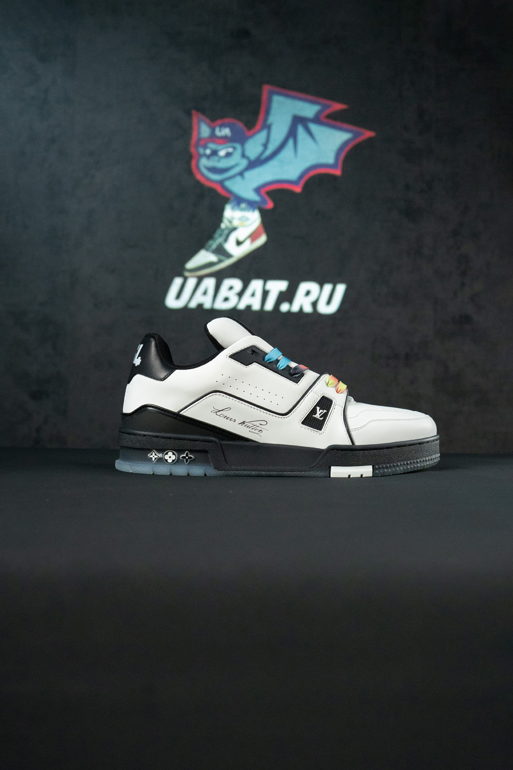 l0*is V*t0n lv trainer black white