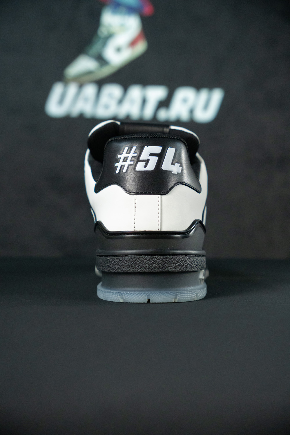 l0*is V*t0n lv trainer black white