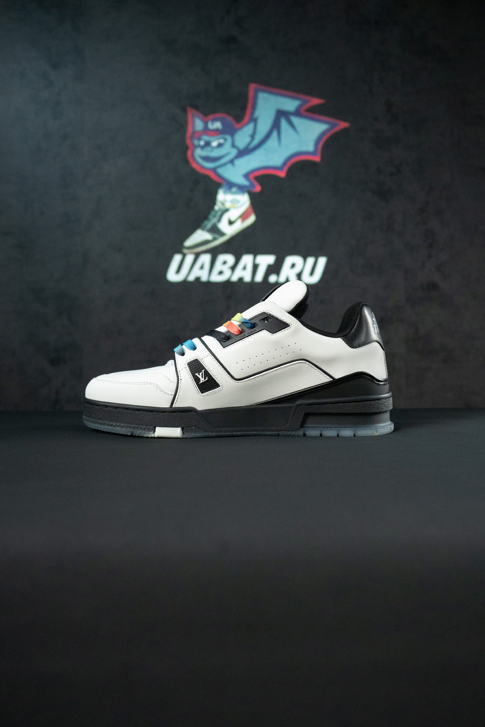 l0*is V*t0n lv trainer black white