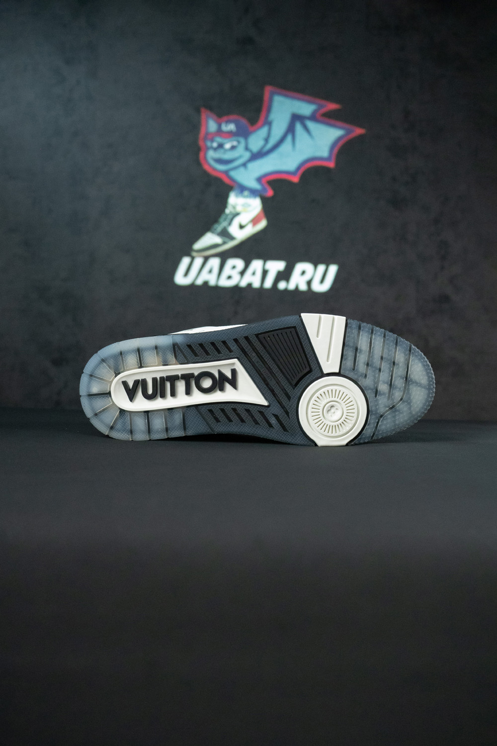 l0*is V*t0n lv trainer black white