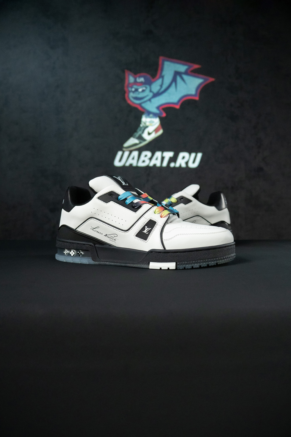 l0*is V*t0n lv trainer black white