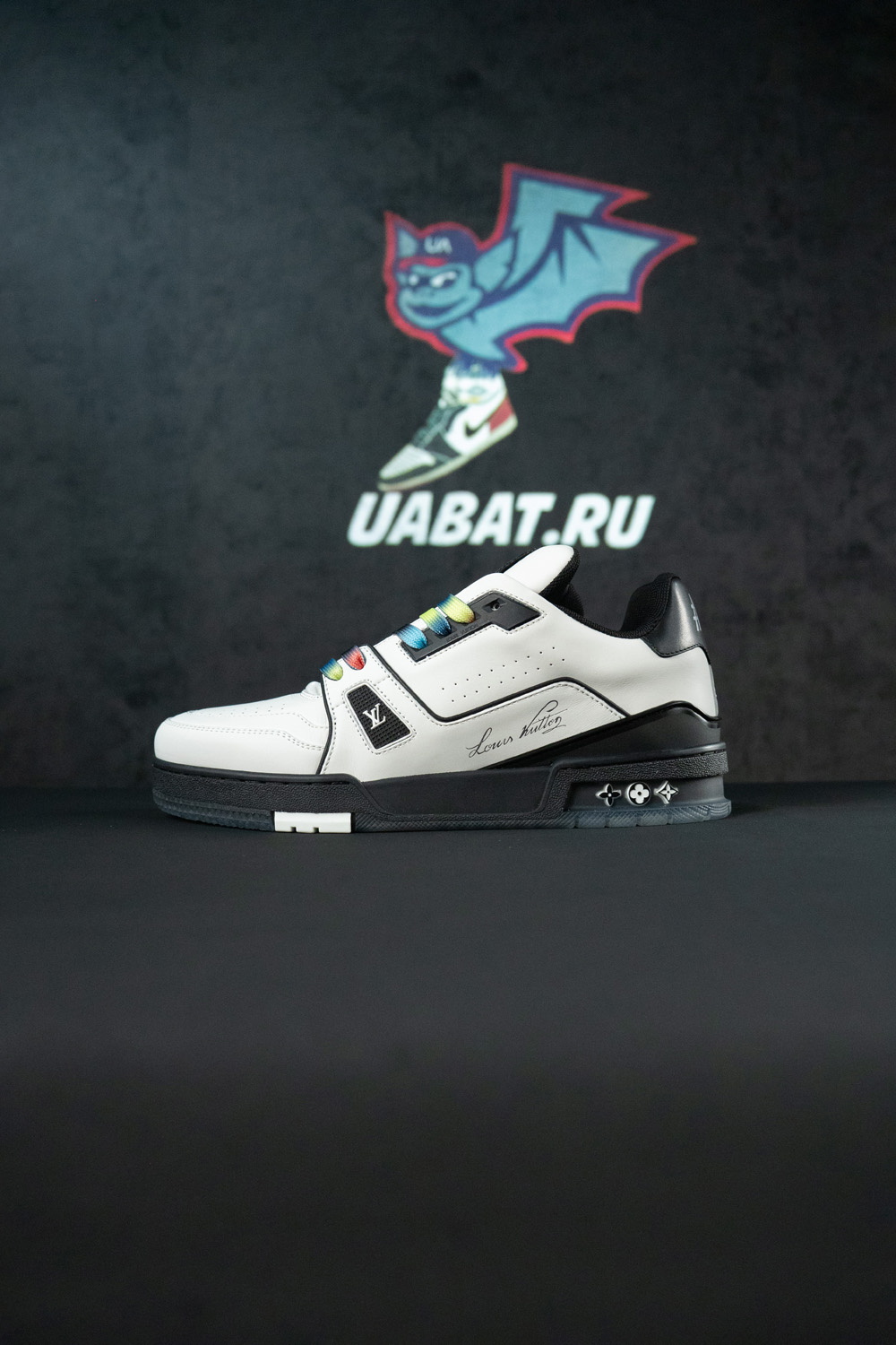 l0*is V*t0n lv trainer black white