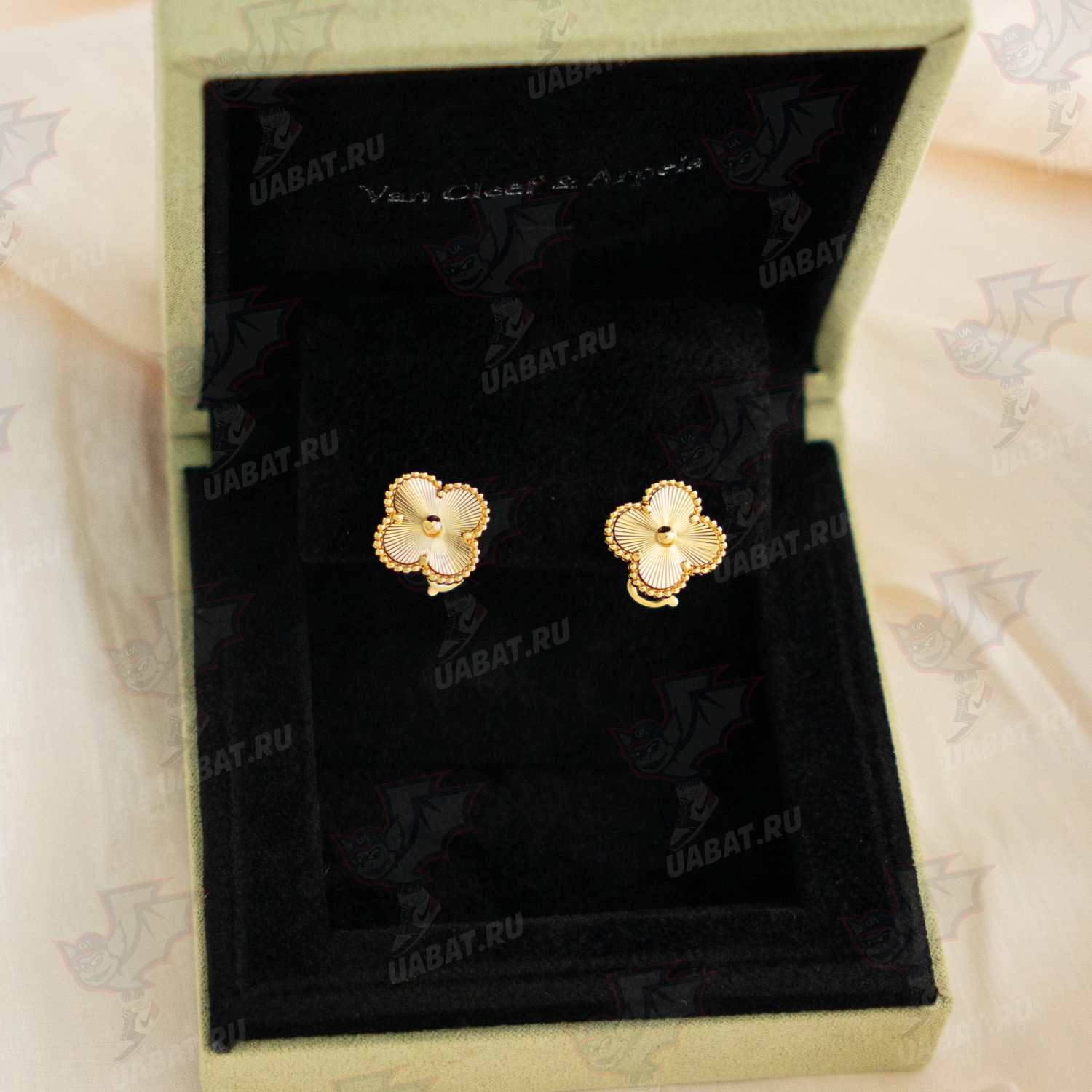 V*N CL*F & arpels vintage alhambra earrings