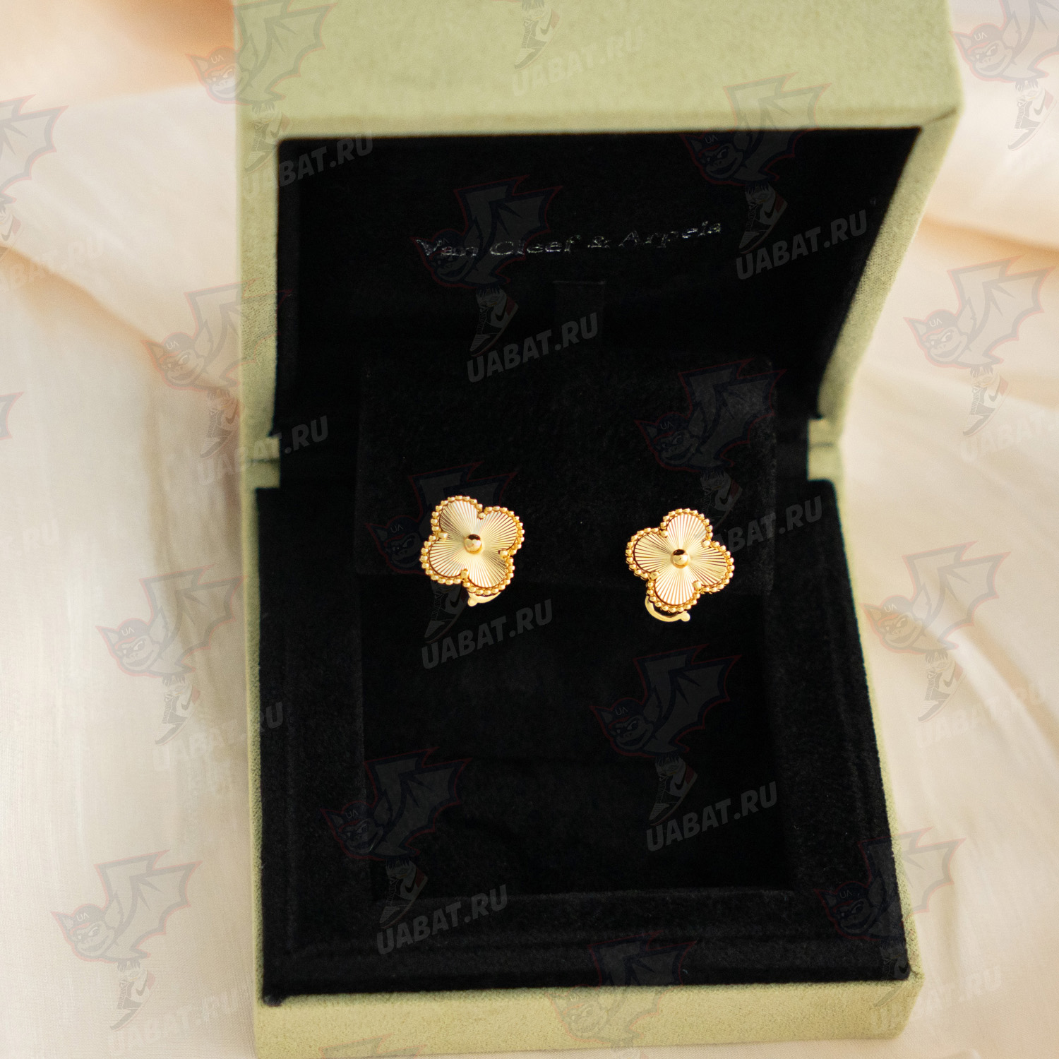 V*N CL*F & arpels vintage alhambra earrings
