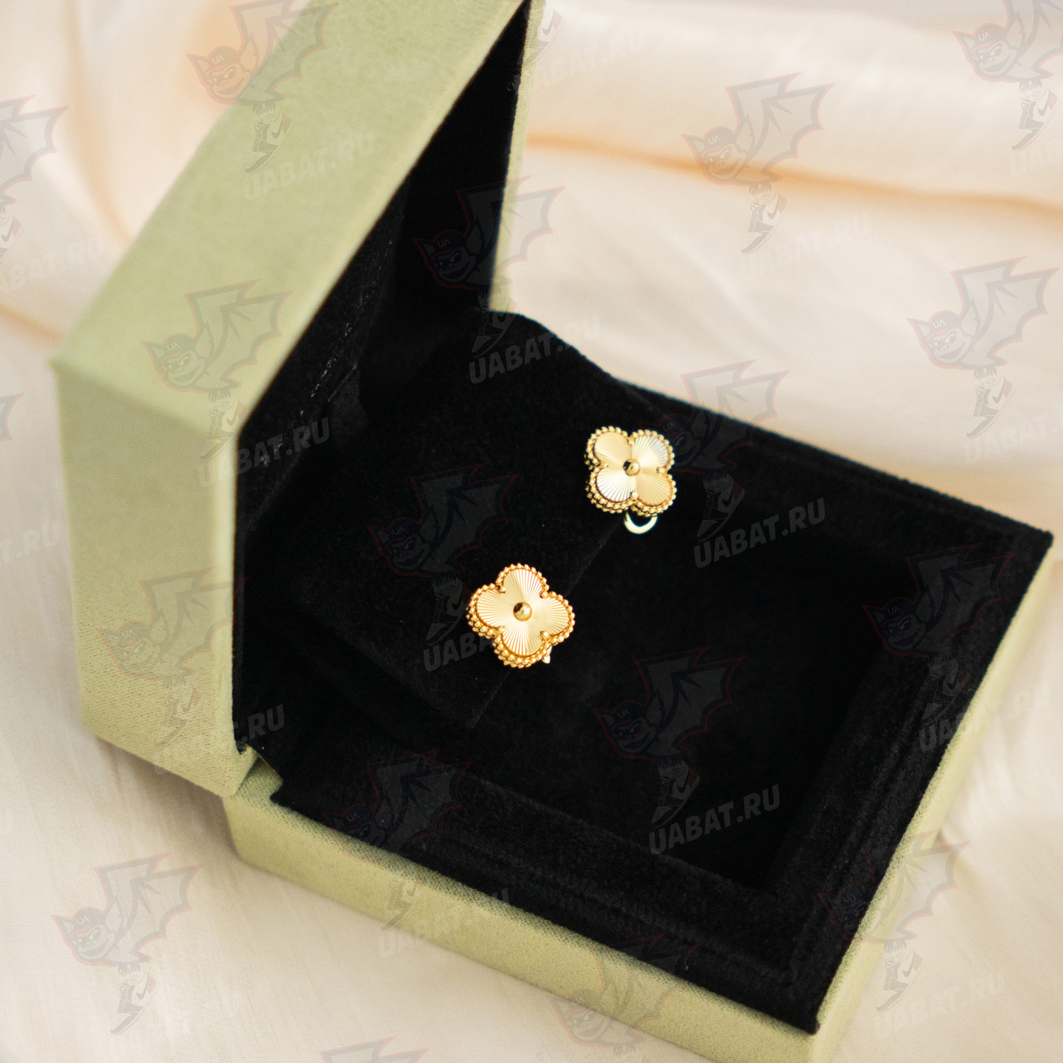 V*N CL*F & arpels vintage alhambra earrings