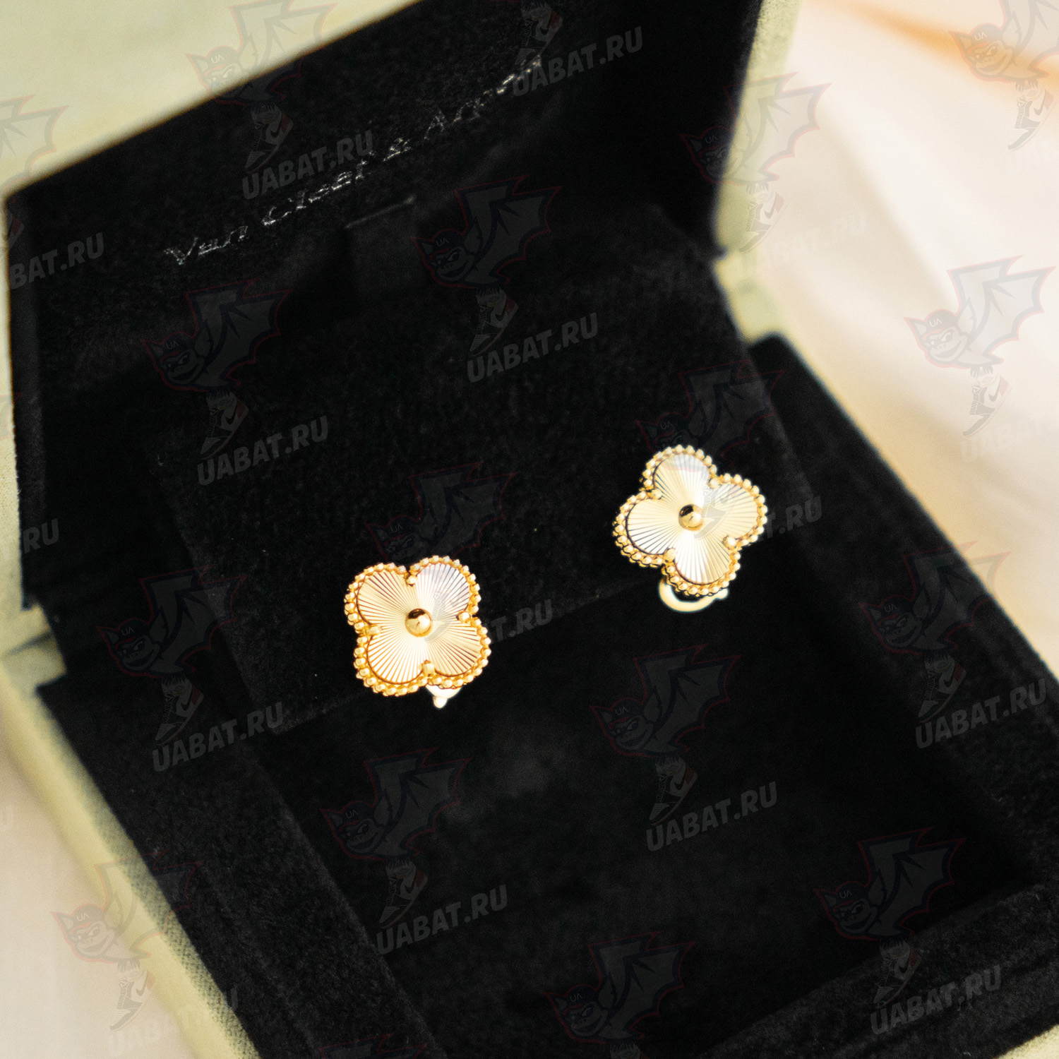 V*N CL*F & arpels vintage alhambra earrings