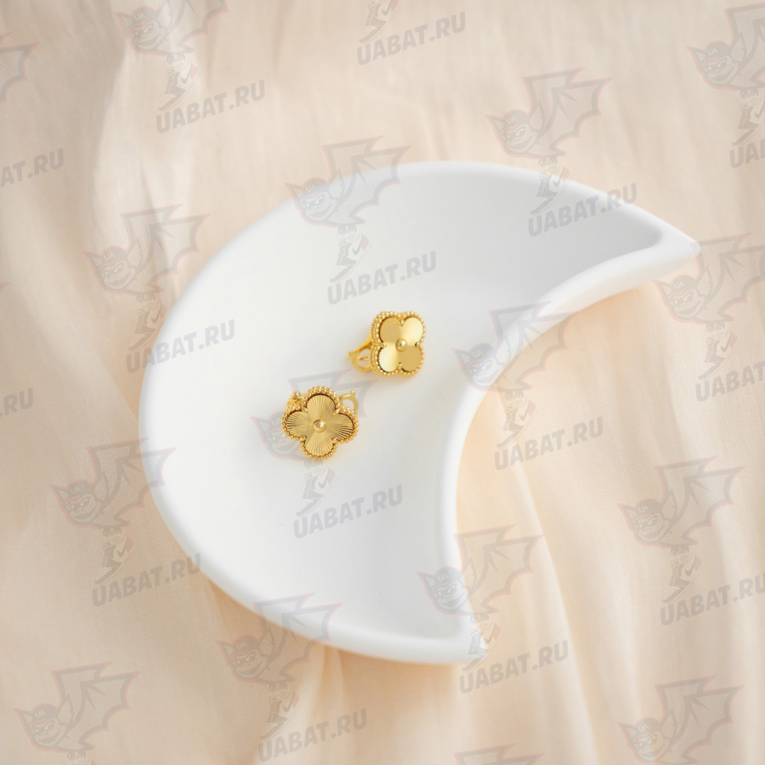 V*N CL*F & arpels vintage alhambra earrings