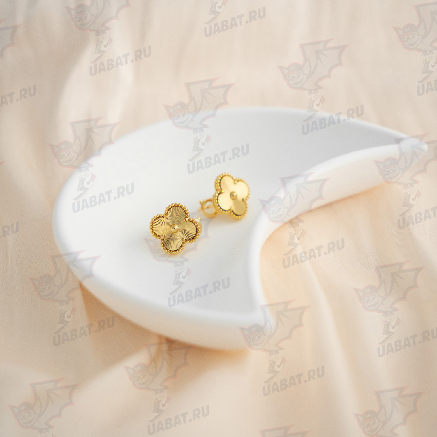 V*N CL*F & arpels vintage alhambra earrings