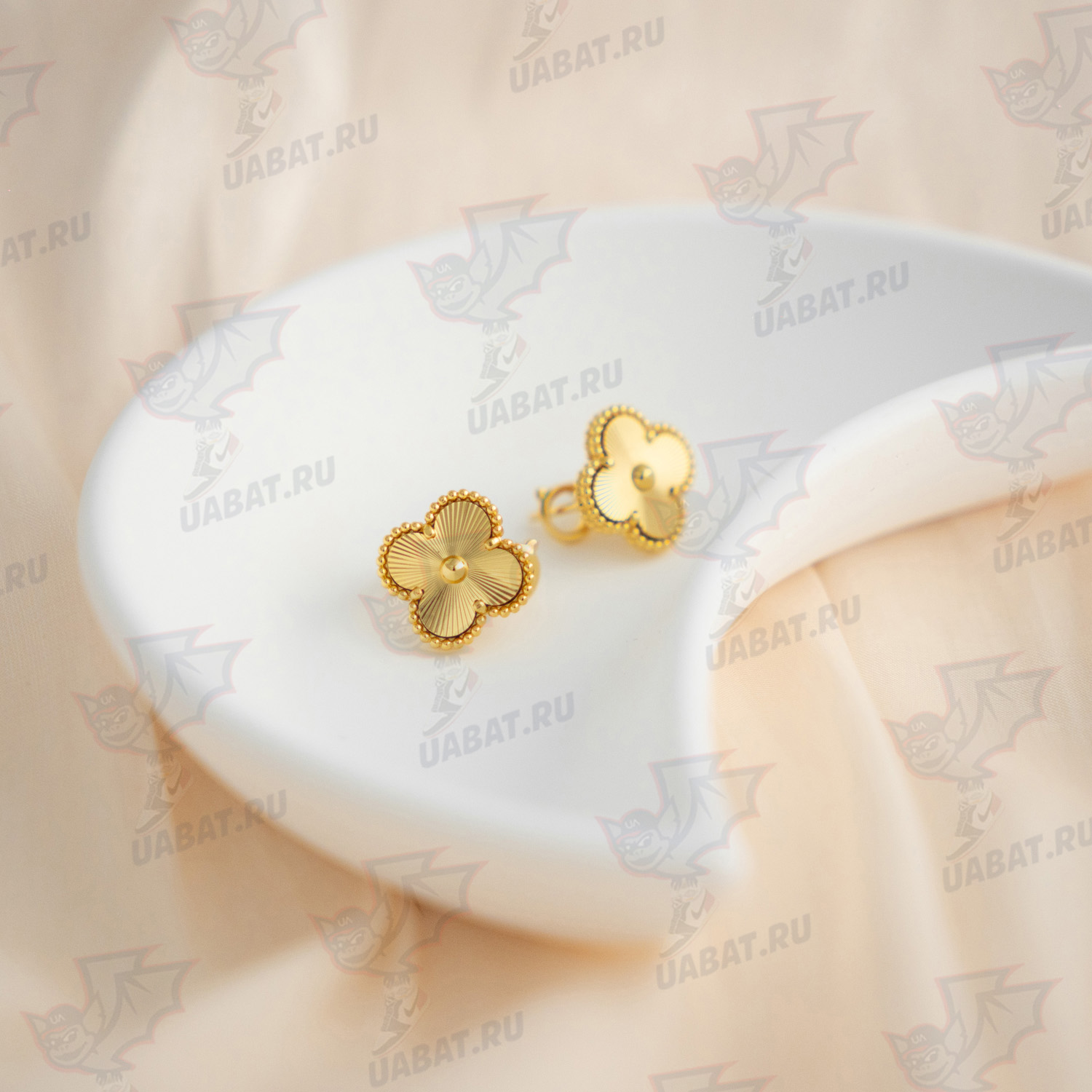 V*N CL*F & arpels vintage alhambra earrings