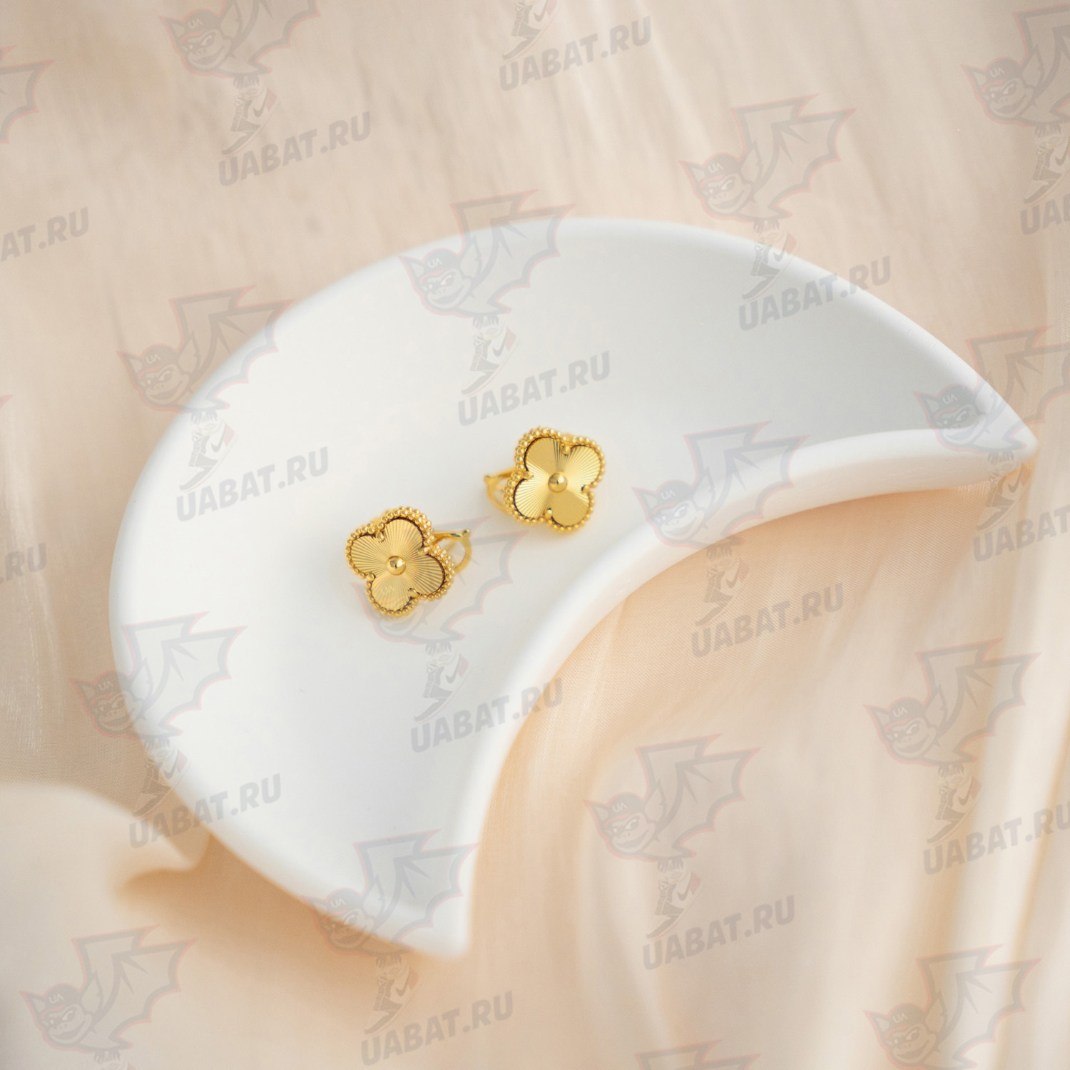 V*N CL*F & arpels vintage alhambra earrings