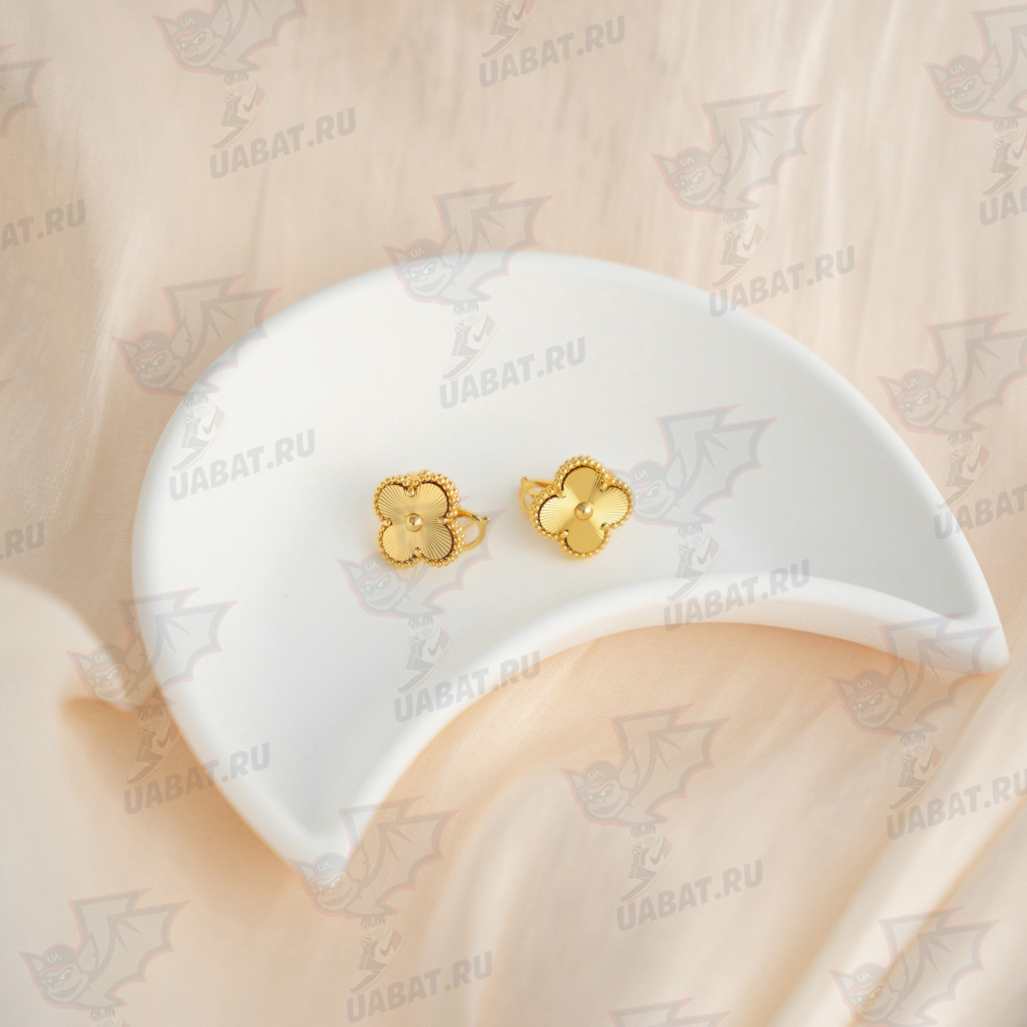 V*N CL*F & arpels vintage alhambra earrings