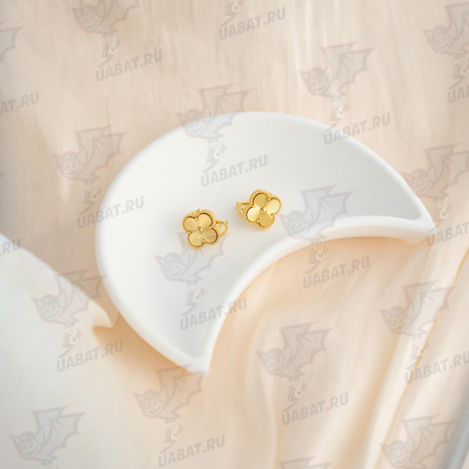 V*N CL*F & arpels vintage alhambra earrings