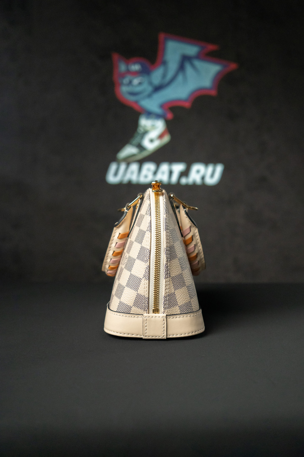 l0*is V*t0n bags n41221 23.5*17.5*11.5cm