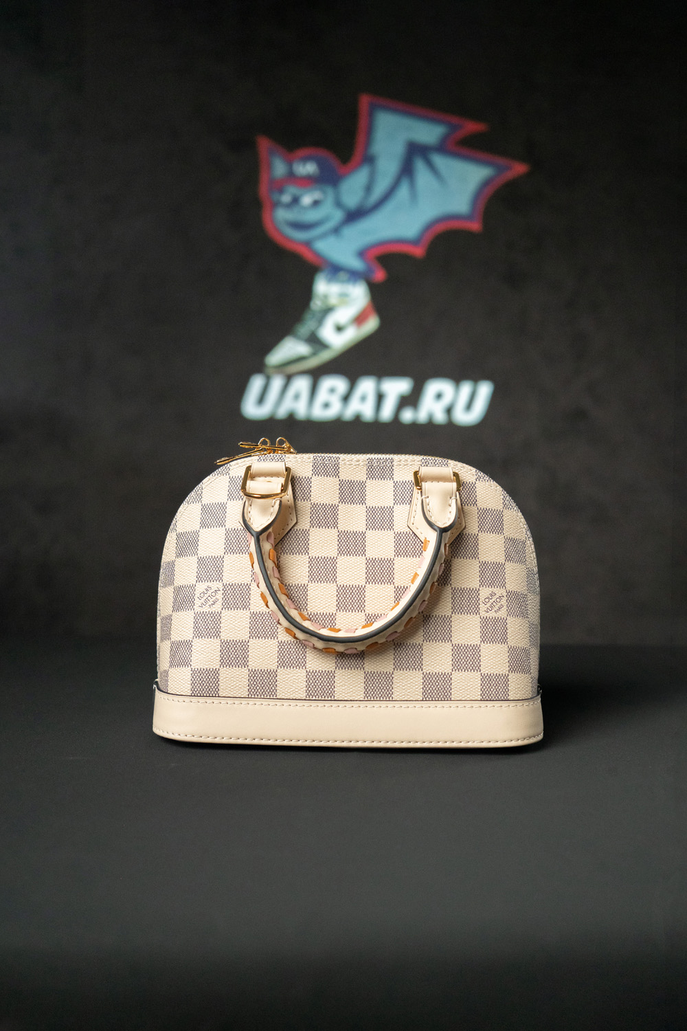 l0*is V*t0n bags n41221 23.5*17.5*11.5cm